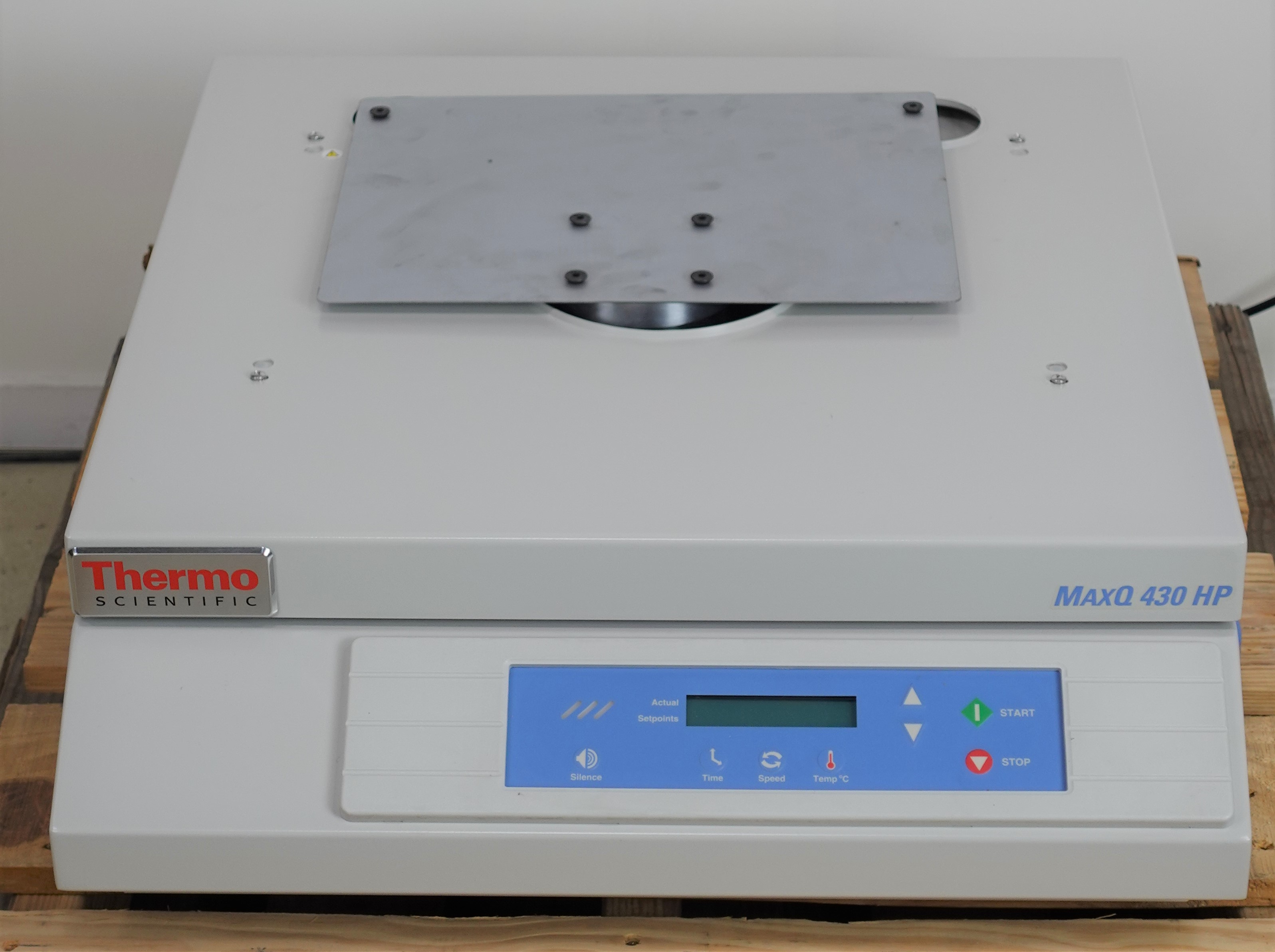Thermo SHKE430HP Tabletop Orbital Shaker Efficient Reach-In Use 525 RPM