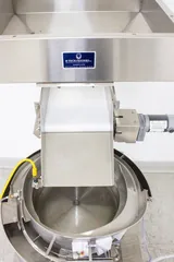 R-Tech Feeders 15-110AC-FC-B-H-CS Vibratory Bowl Feeder with Hopper - Efficient Parts Handling