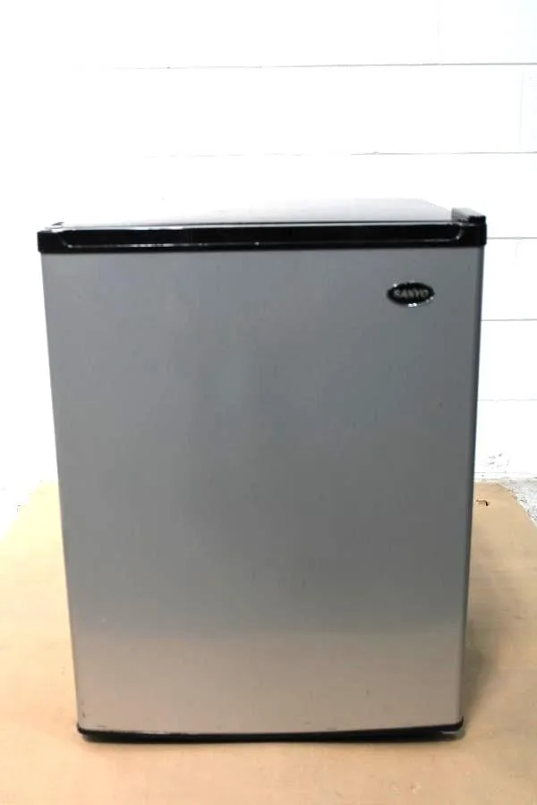 Sanyo sanyo 1 Compact Refrigerator 2.5 cu. ft. with Platinum Door