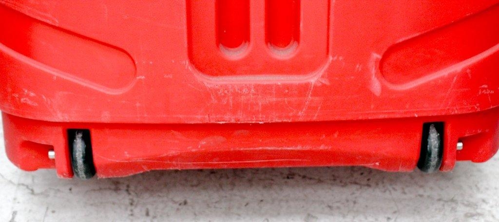 N/A CA900 Roto-Molded Shipping Case on Wheels with Storage, Very Good Condition