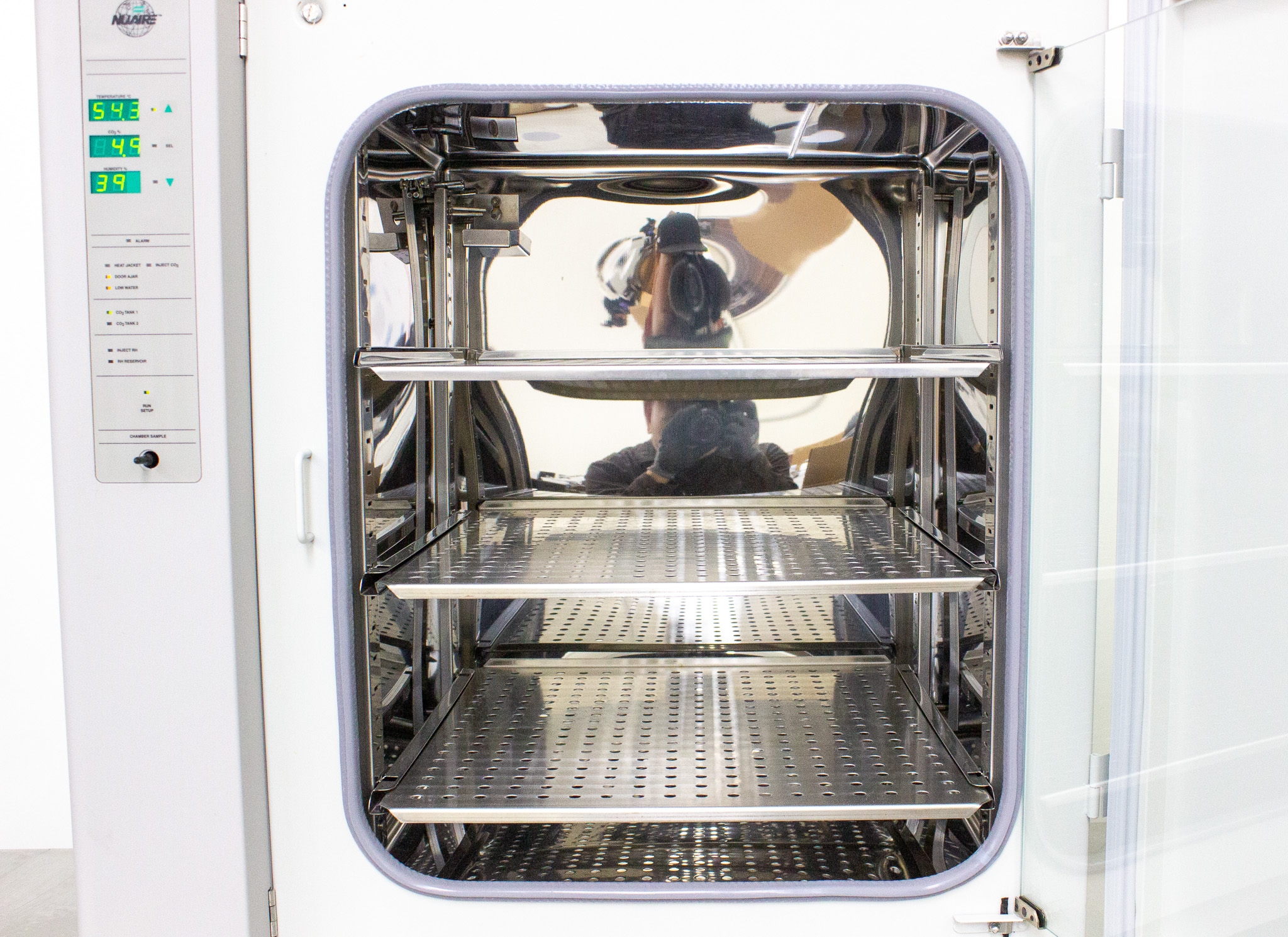 NuAire NU-4850 Incubator CO2 Controlled Temp Range 5-55C 20-Gallon Capacity