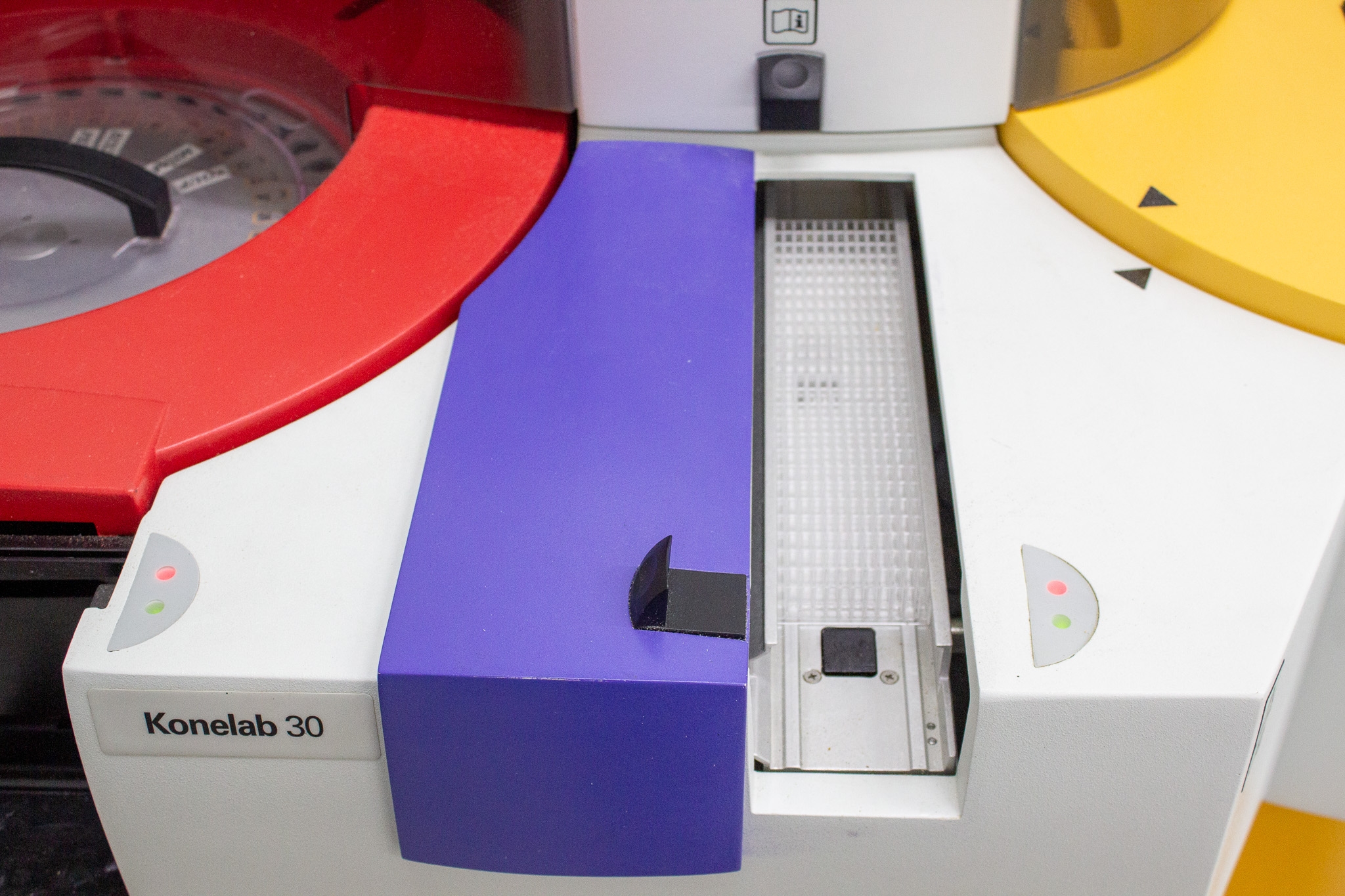 Thermo Konelab 30 Chemistry Analyzer 300 Tests/hour 84 Samples Used