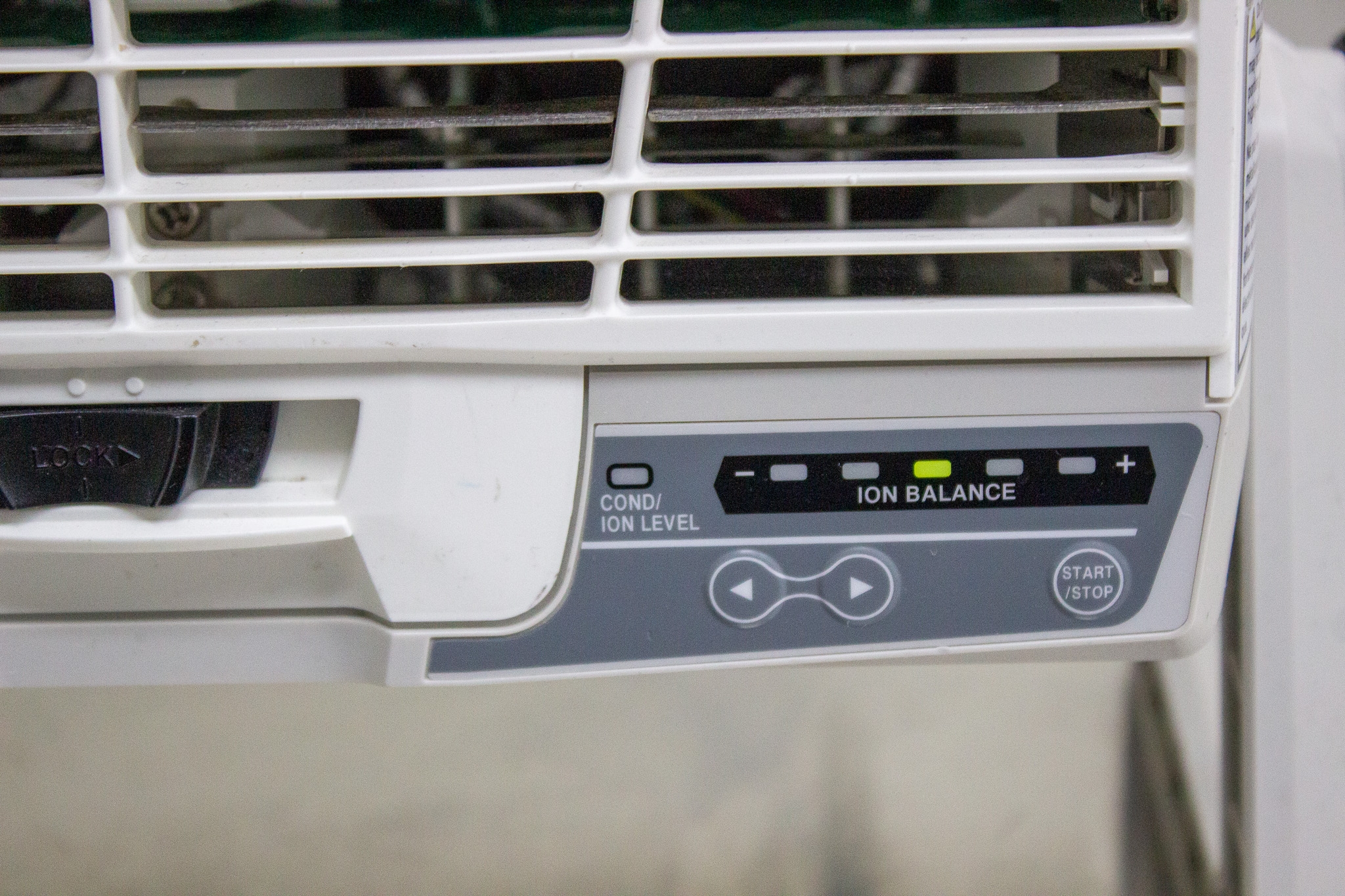 Keyence SJ-F2000 High-Precision Static Elimination Blower Ionizer 7000V