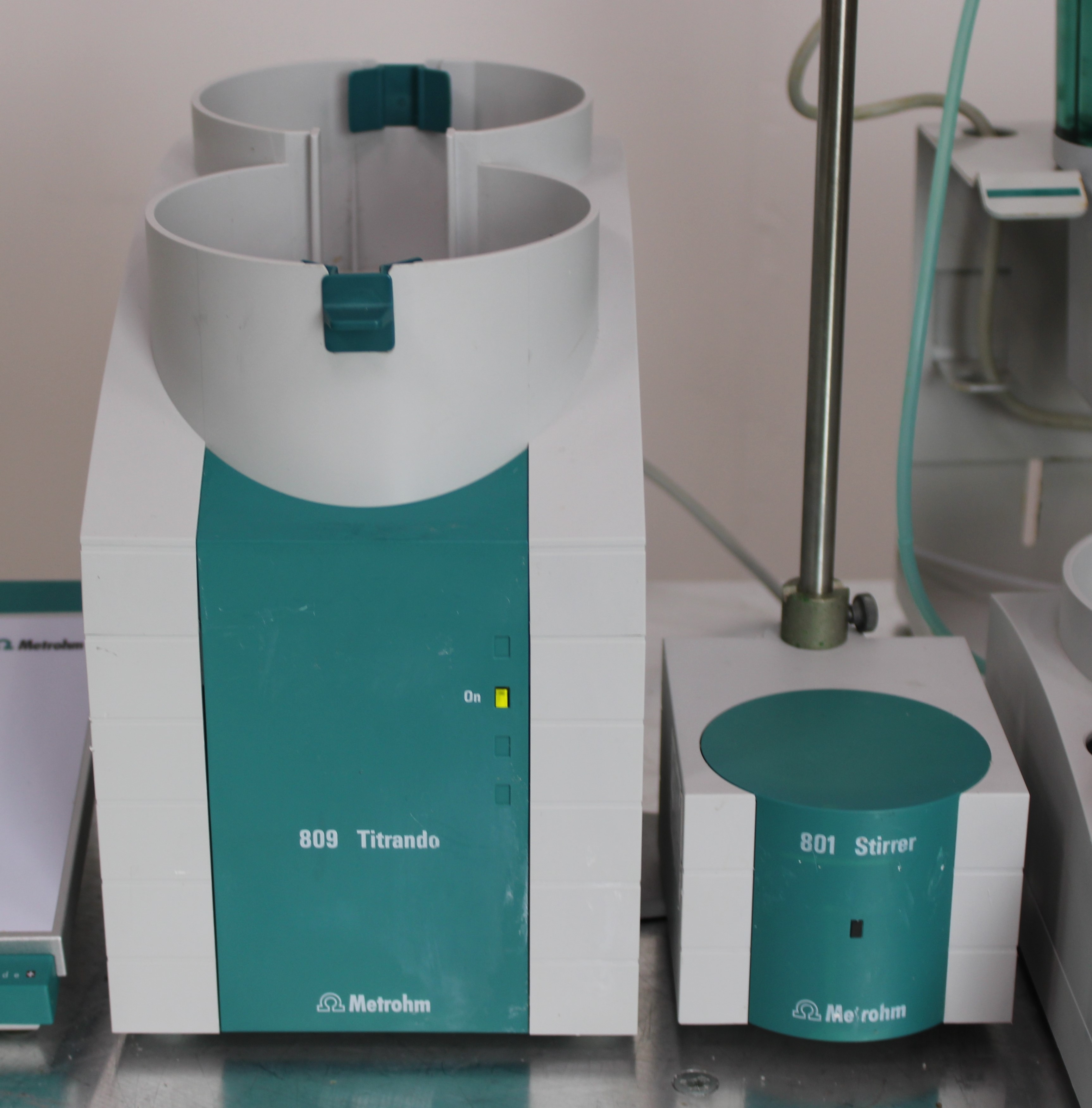 Metrohm 809 Titrando Ion Analyzer Conducts Dynamic Titration with Accessories
