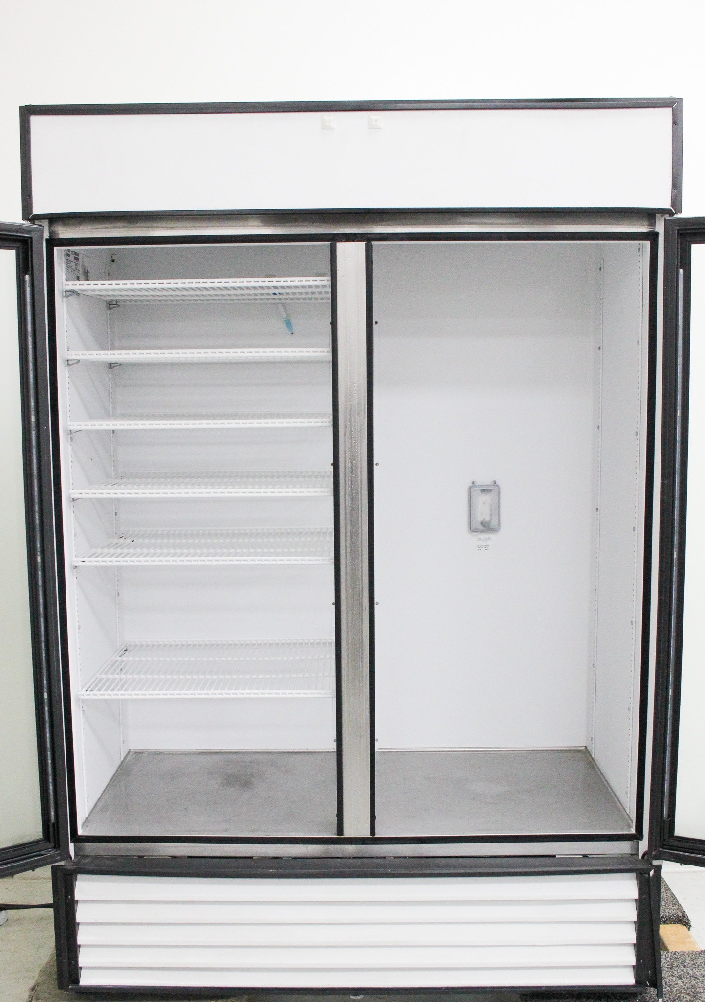 True GDM-49-LD Refrigerator Merchandiser Dual Swing Doors LED Display 38F