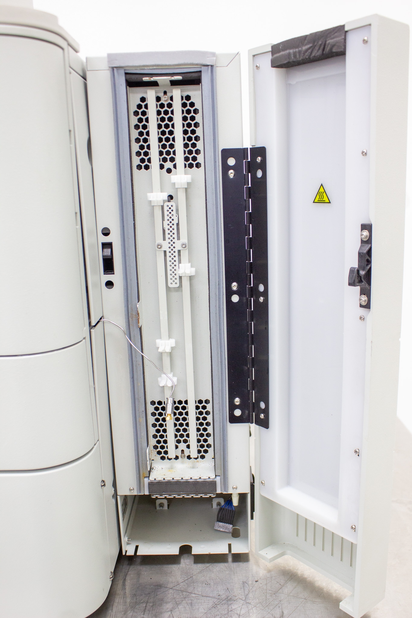 Waters e2695 HPLC System with 2489 UV/Vis Detector Quaternary Solvent Mixing