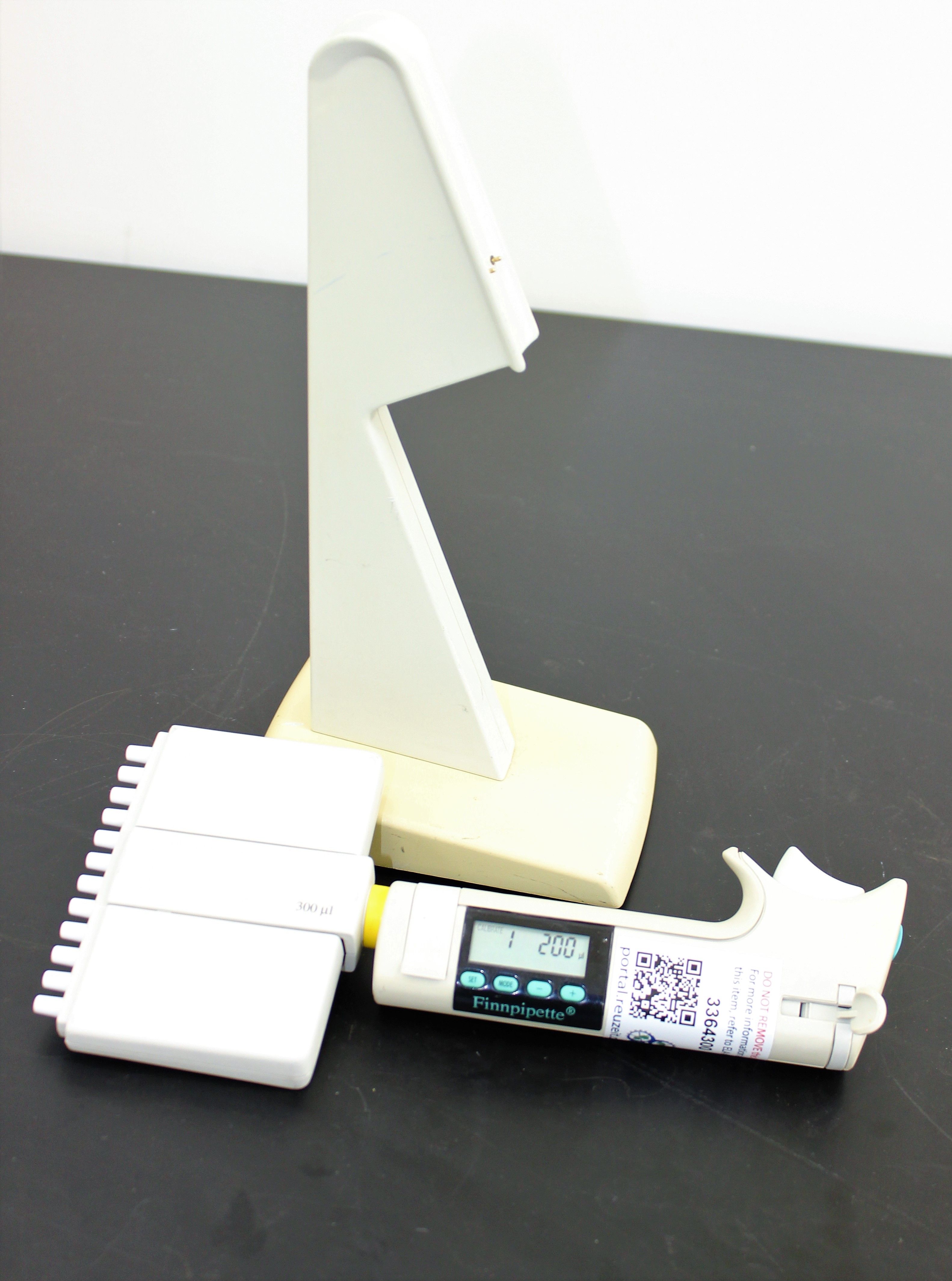 Thermo Finnpipette 300-12 Digital Multichannel Pipette 300 uL Very Good