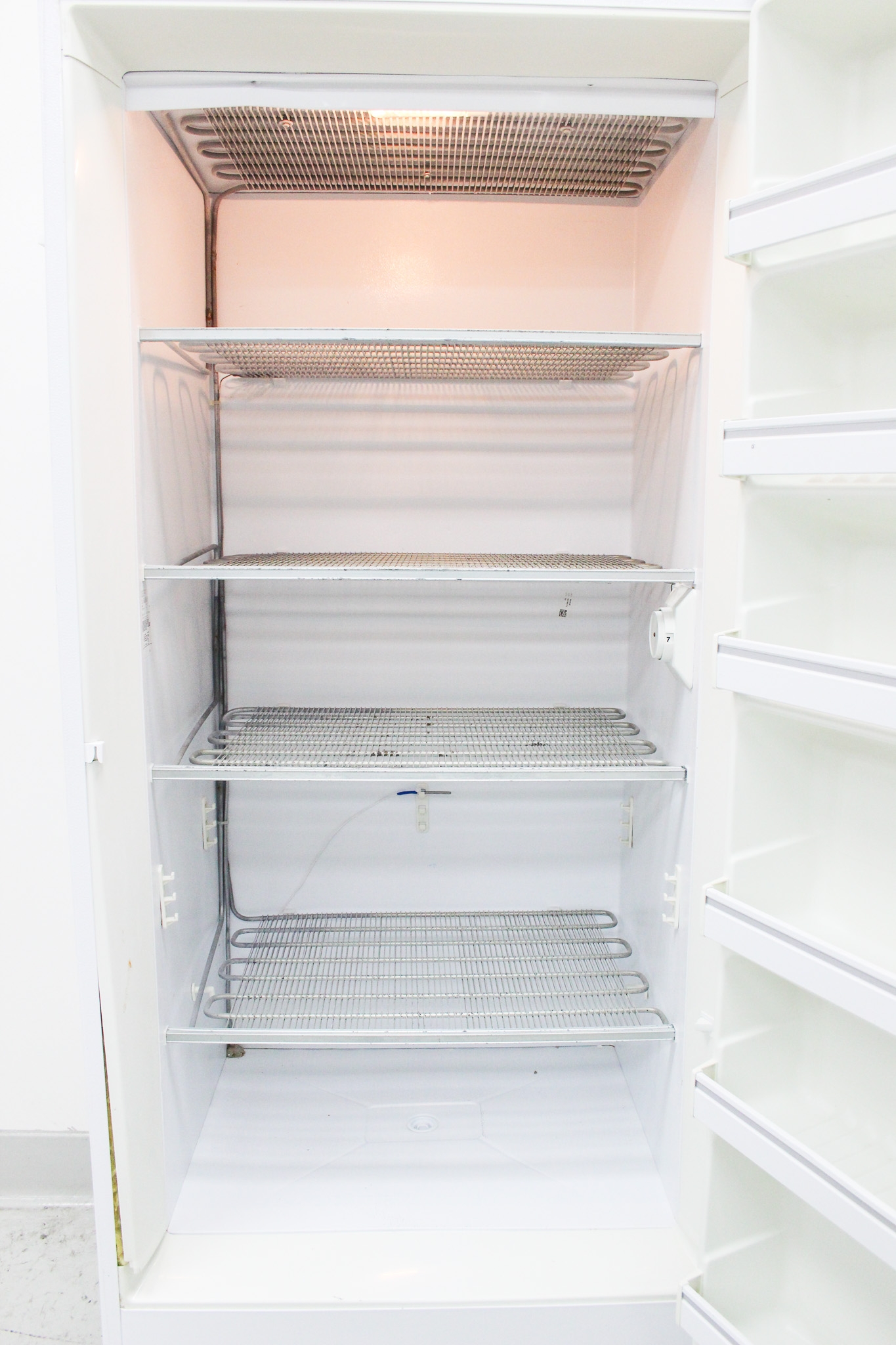 Kenmore 253.9261110 Upright Freezer -10C Space-Saving Dynamic Cooling