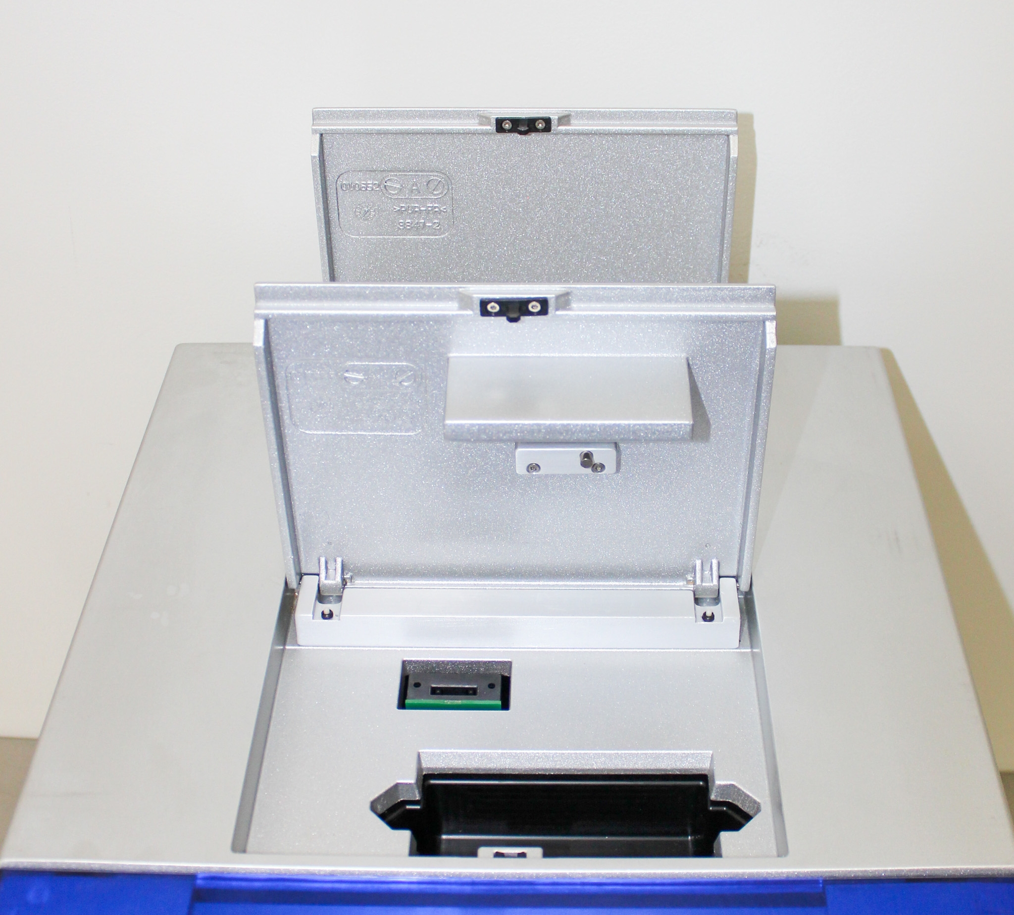 Qiagen QIAxcel Advanced Capillary Electrophoresis DNA RNA Analyzer Used