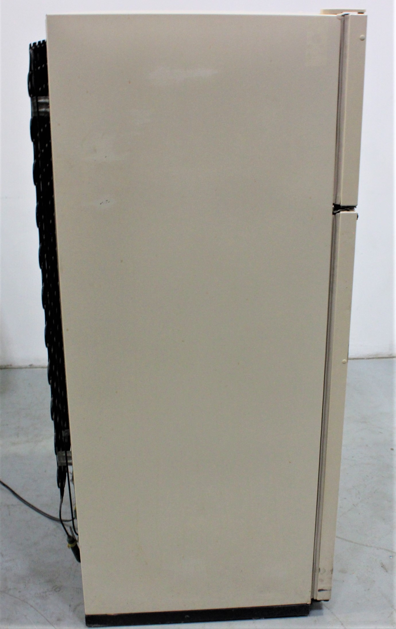 Gibson RT19F7WR Refrigerator/Freezer Combo 18.6Cf Adjustable Shelves LEDs 120V