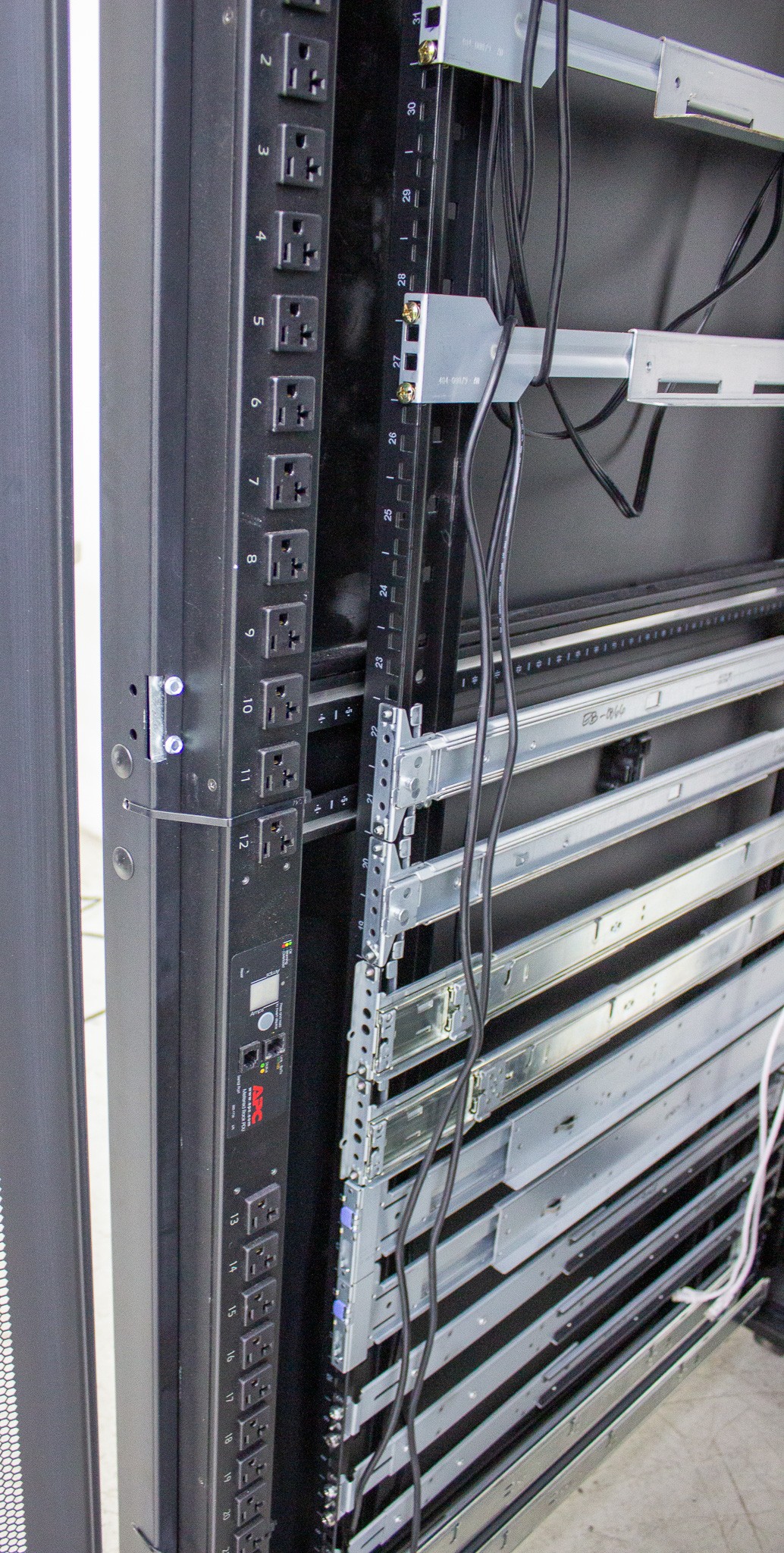 Chatsworth CP3183722 Network Cabinet w/ Cisco & Server Tech Switches 120V