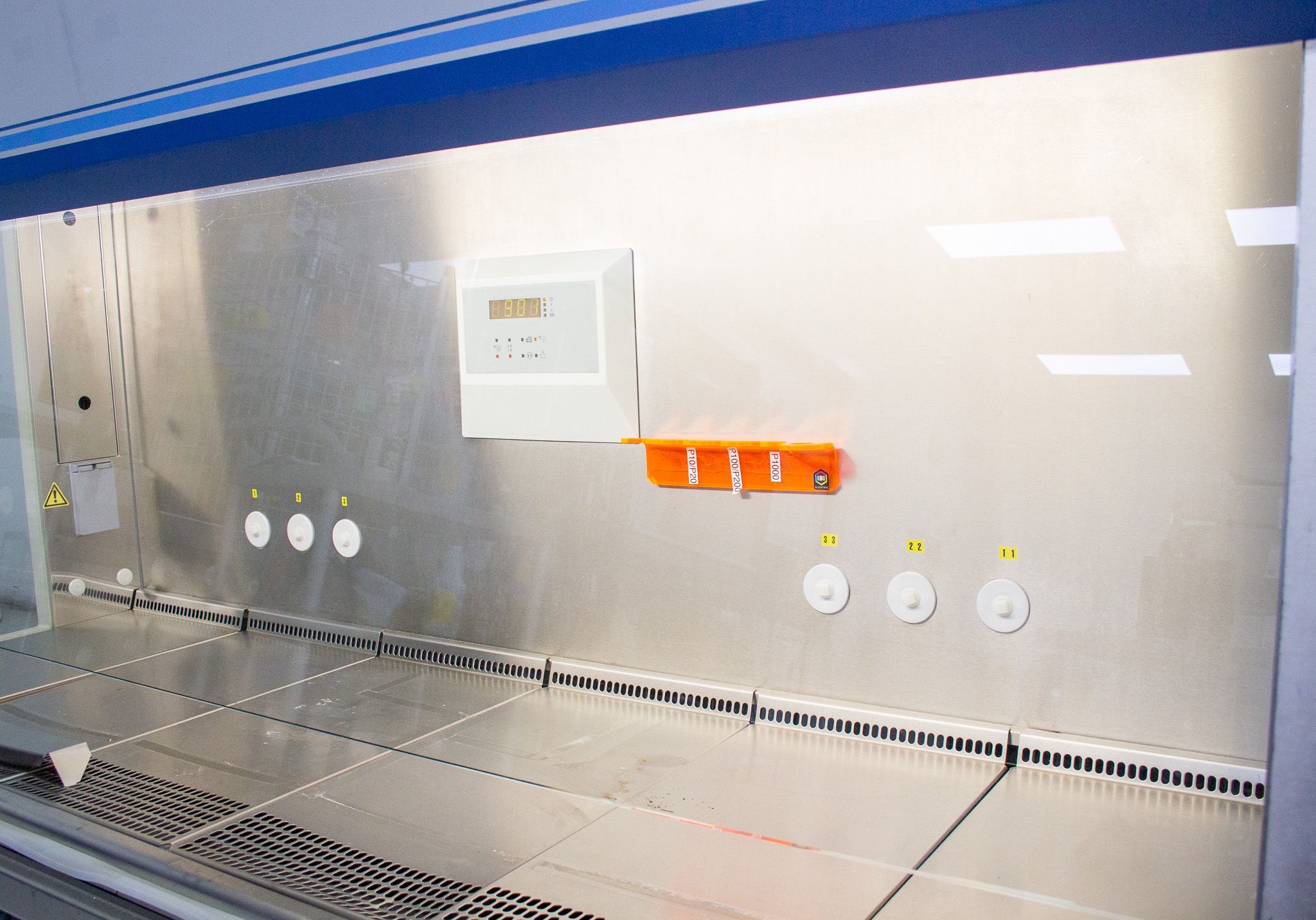 Thermo HERAsafe KS 18 Biosafety Cabinet with HEPA Filtration and Digital Airflow