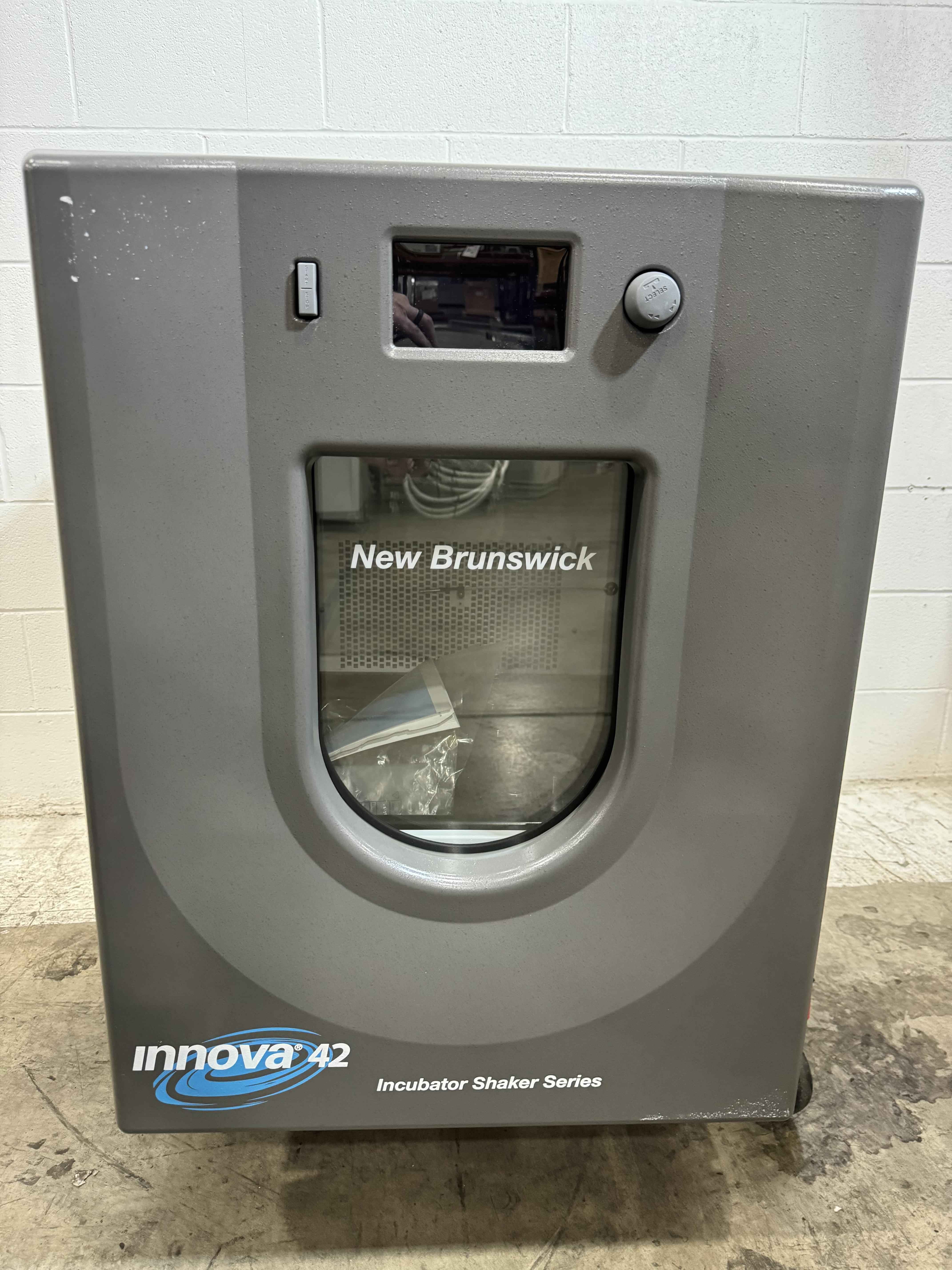 Eppendorf Innova 42R Incubator Shaker 25-400 RPM for Lab Use, New Condition