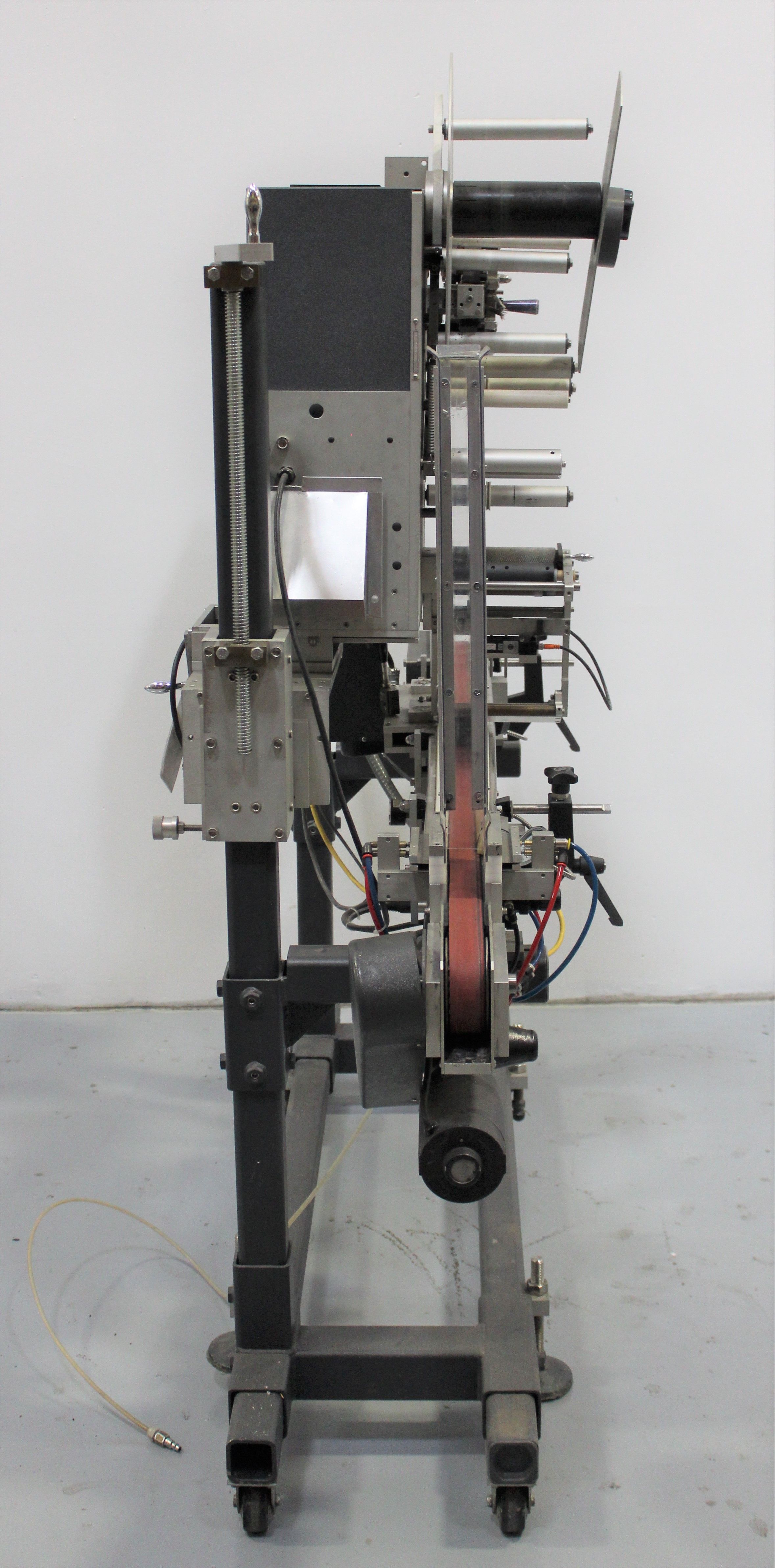 Universal Labeling Systems Labeler with Conveyor Packaging System 1200 IPM VG