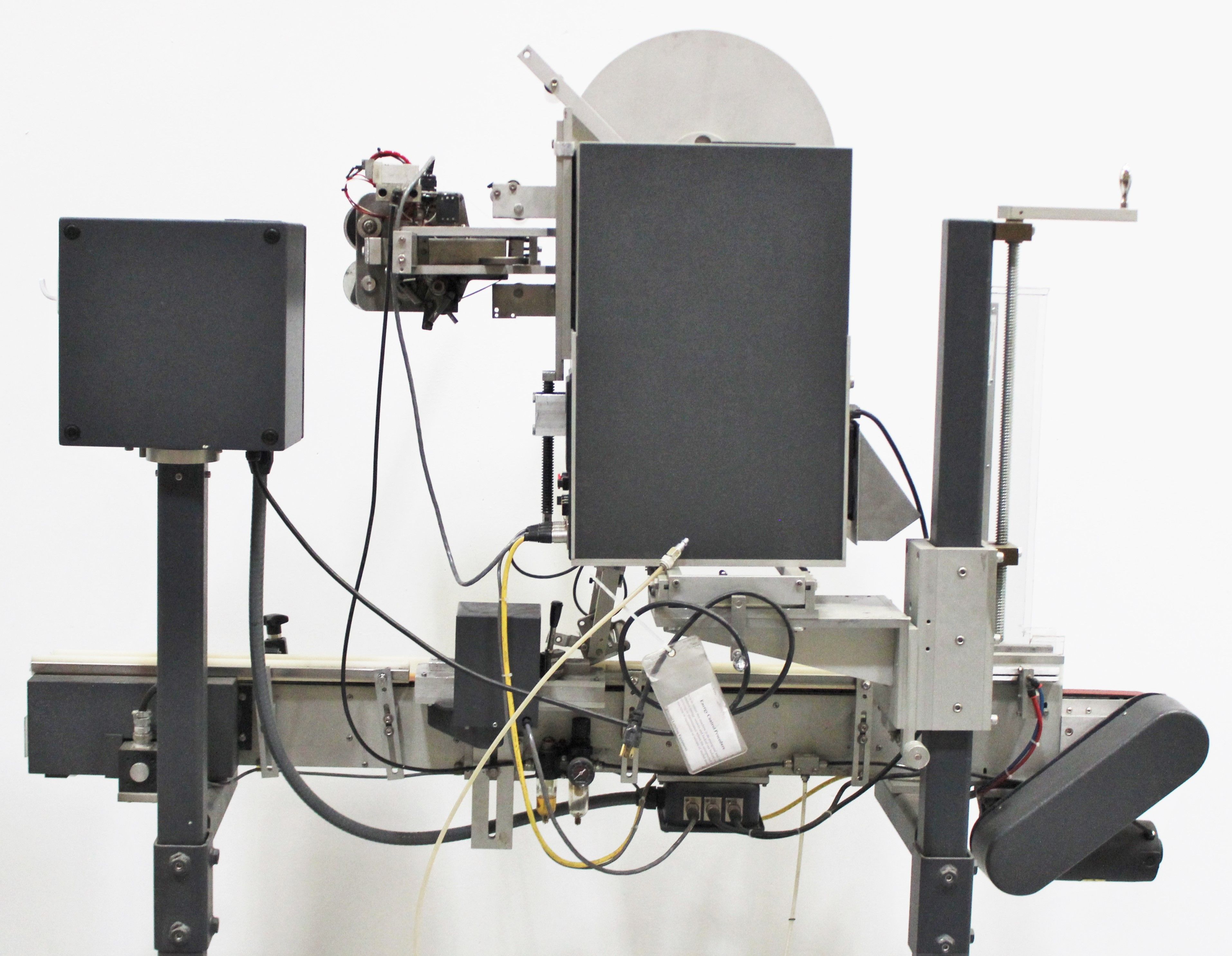 Universal Labeling Systems Labeler with Conveyor Packaging System 1200 IPM VG