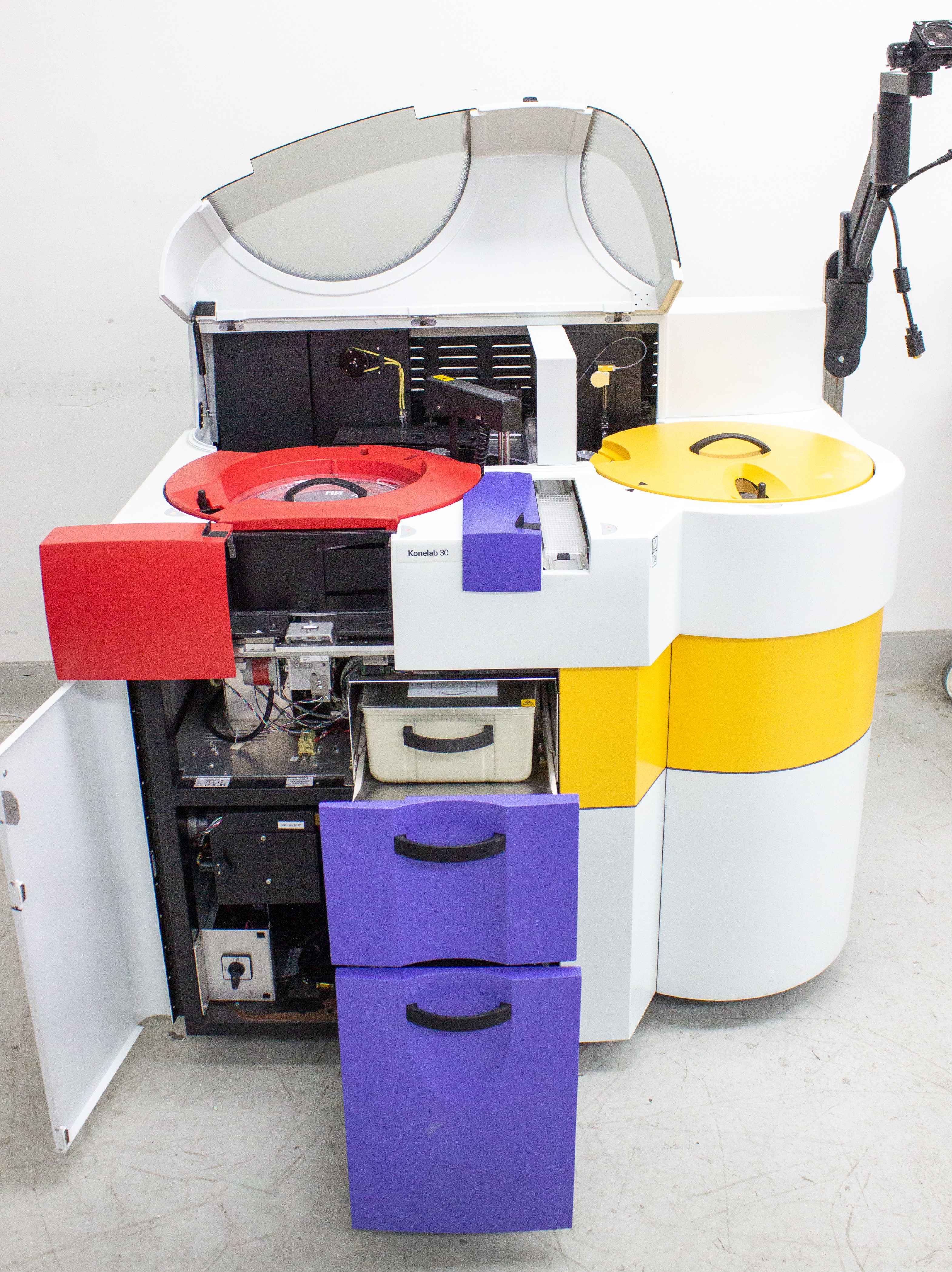 Thermo Konelab 30 Chemistry Analyzer 300 Tests/hour 84 Samples Used