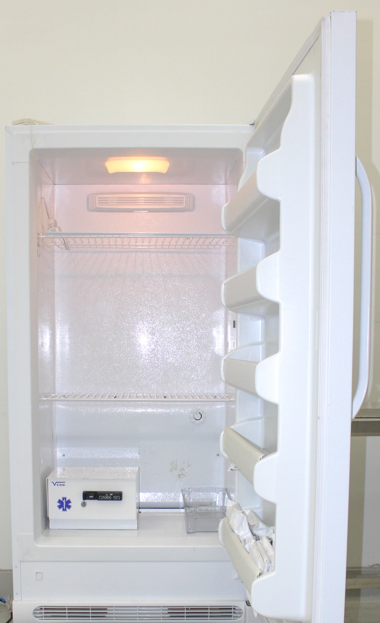 Frigidaire FFRU17B2QWD Refrigerator 17 Cu Ft Interior Light LED Controls