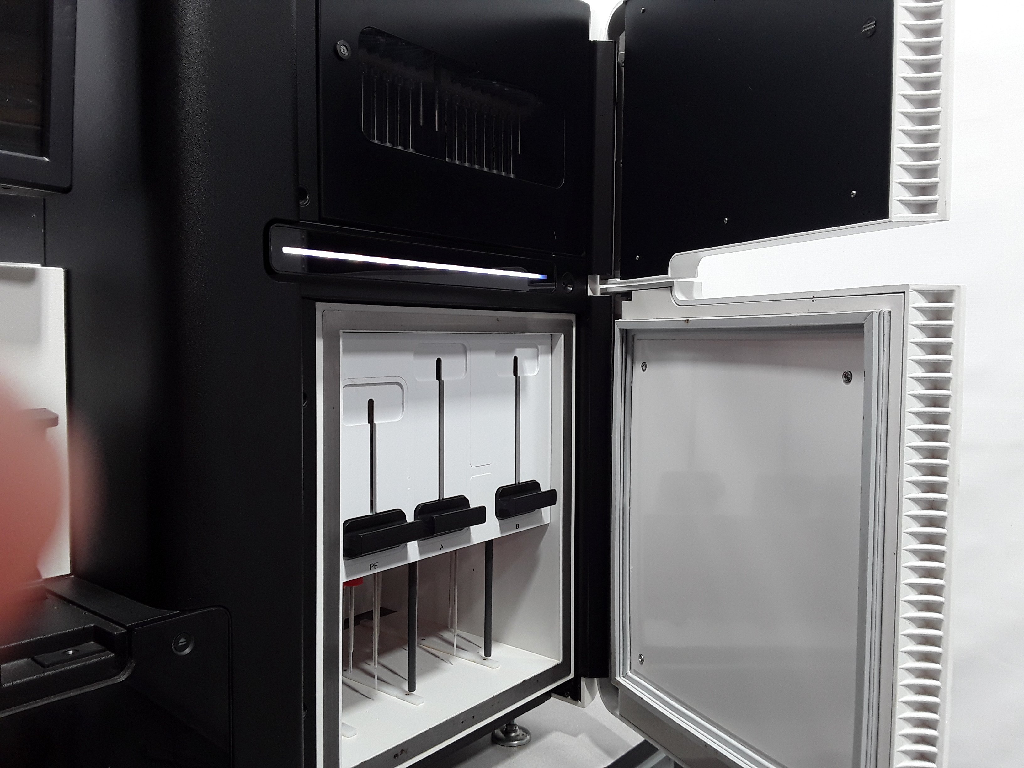 Illumina HiSeq 2000 Genome Sequencer DNA Analysis Dual Flow Cell Scale