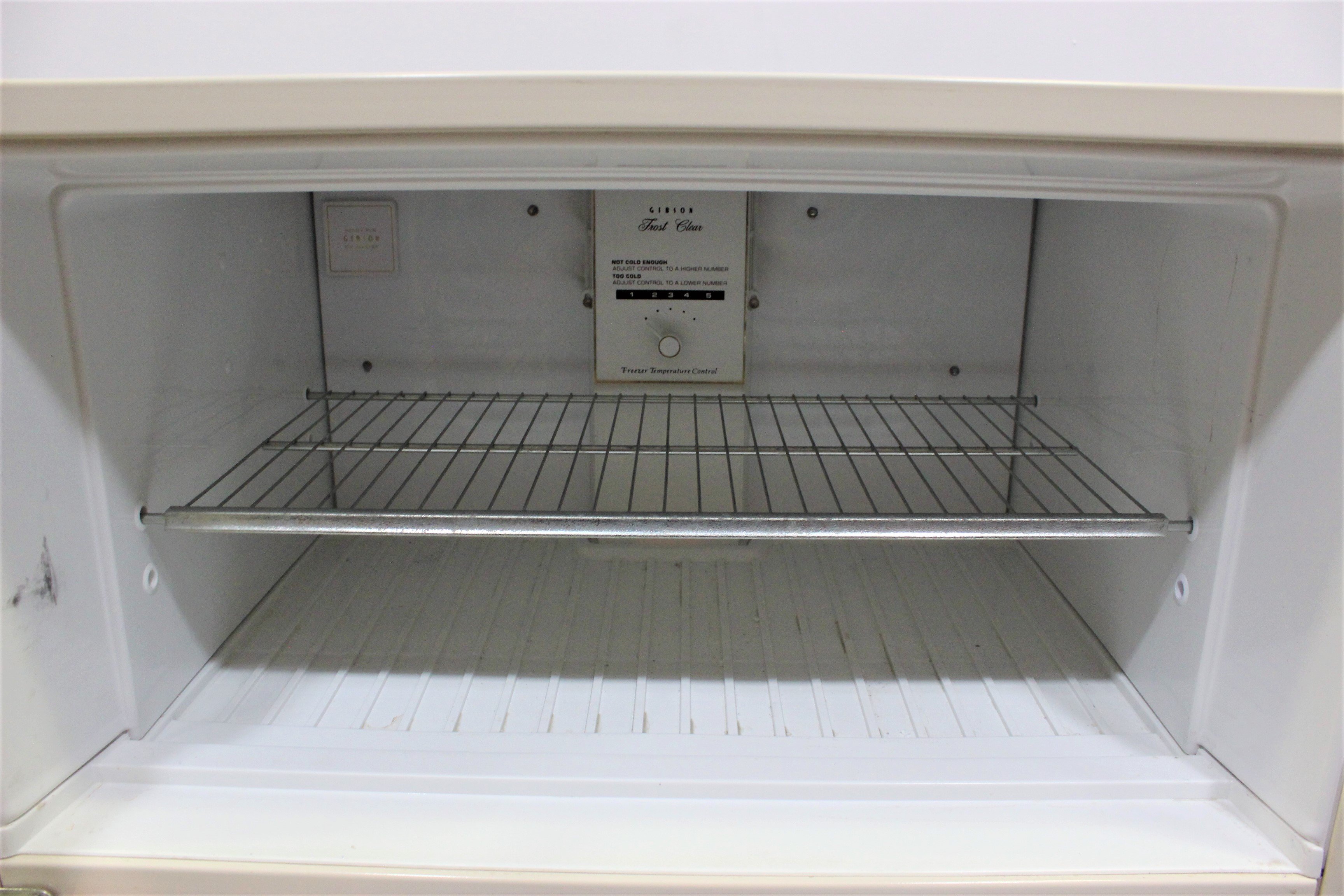Gibson RT19F7WR Refrigerator/Freezer Combo 18.6Cf Adjustable Shelves LEDs 120V