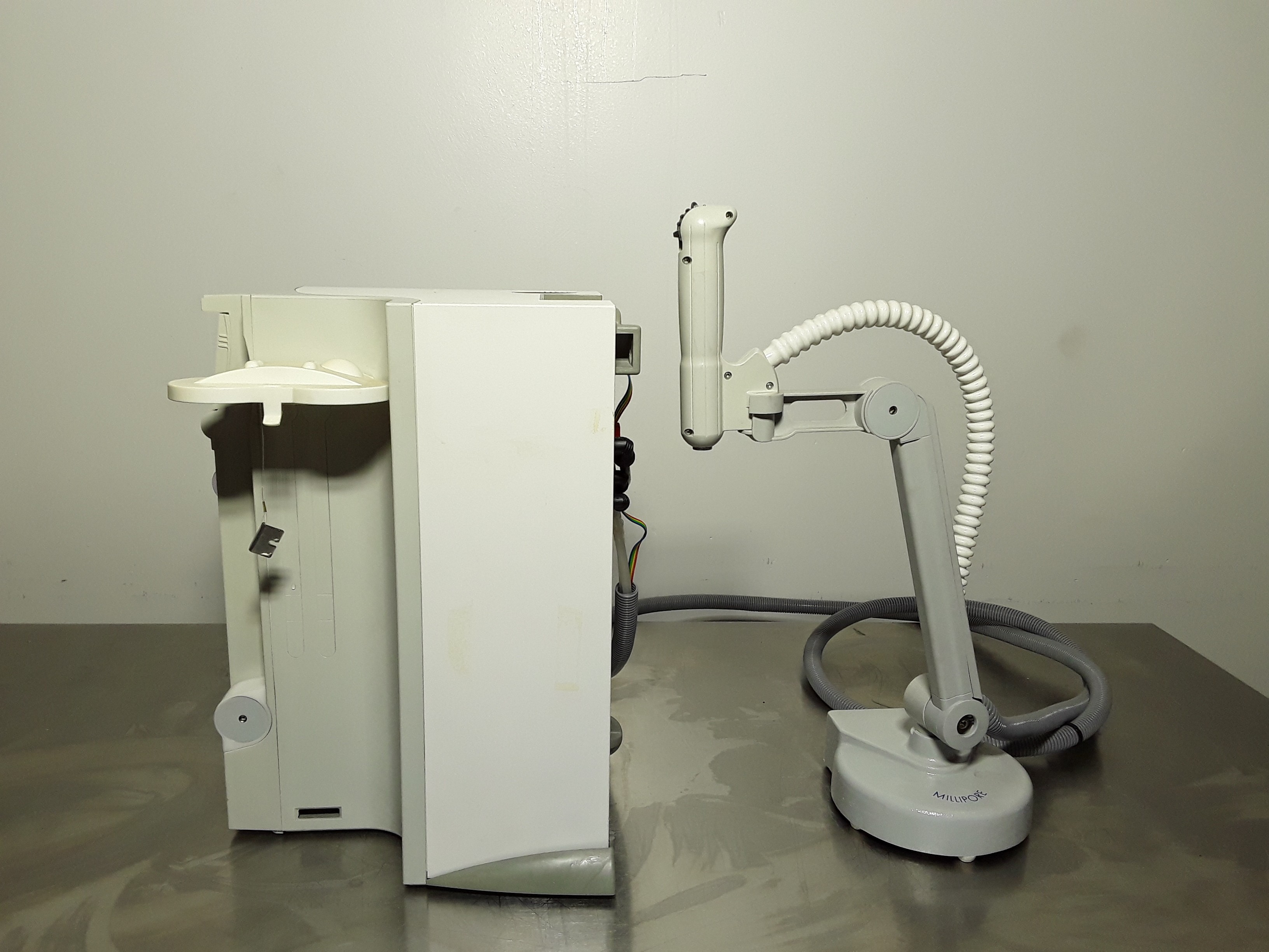 Millipore Synthesis A-10 Water Purification System 18.2 M.cm, 1.2 LPM, 120V