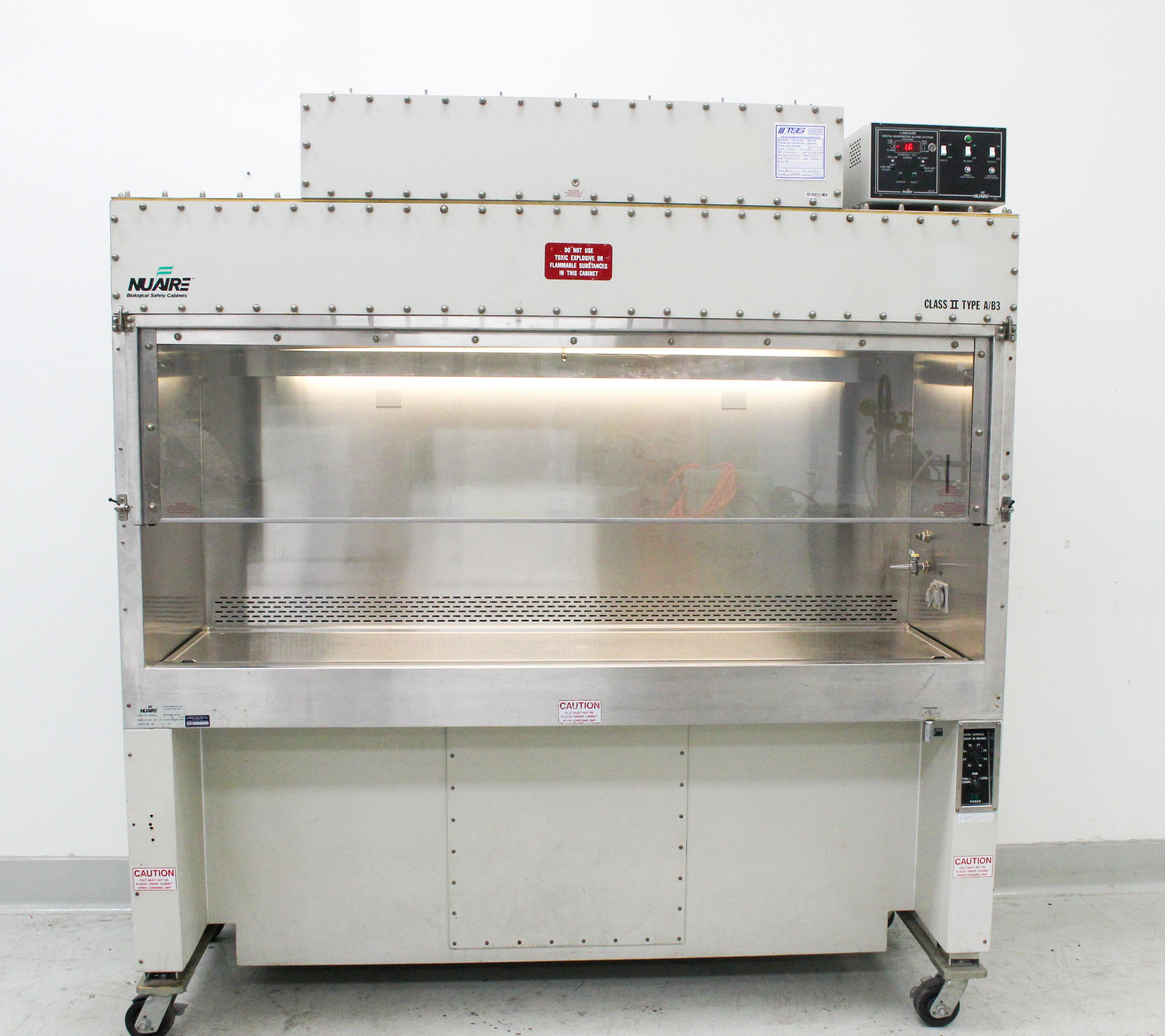 NuAire NU-602-600 Biosafety Cabinet 6ft Laminar Flow 105fpm Air Barrier