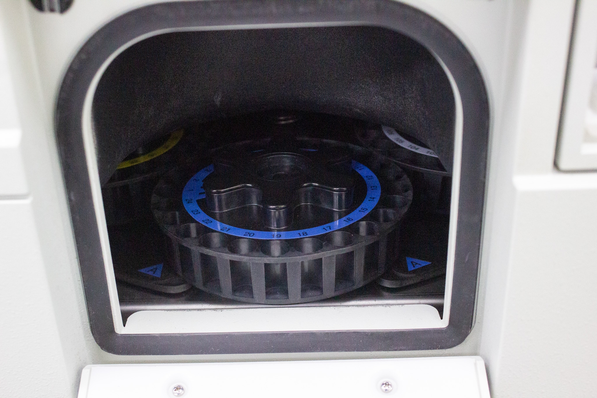 Waters e2695 HPLC System with 2489 UV/Vis Detector Quaternary Solvent Mixing