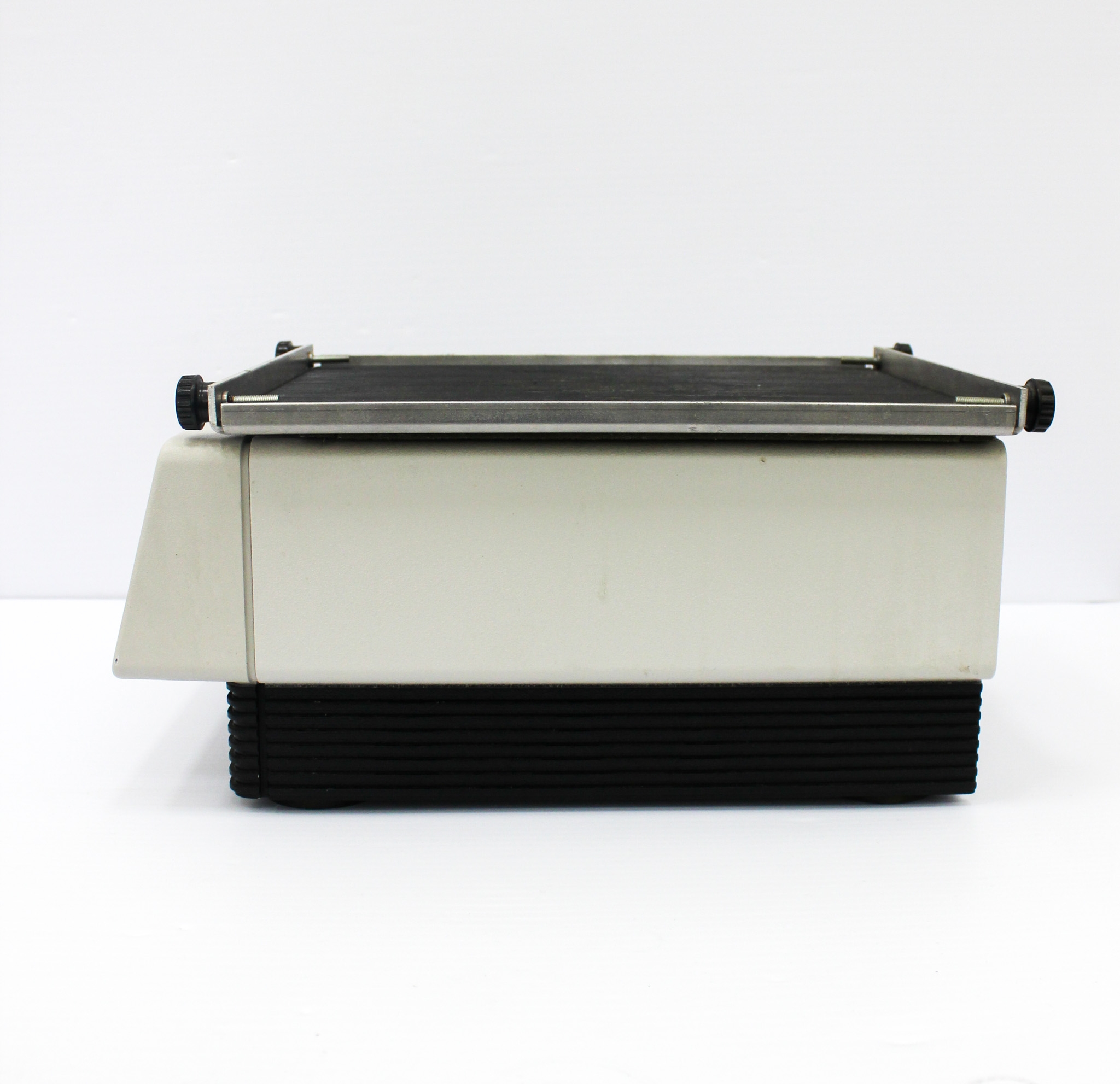 VWR DS-500 Digital Orbital Shaker, 500 RPM, 120V, Shaking Stability USA