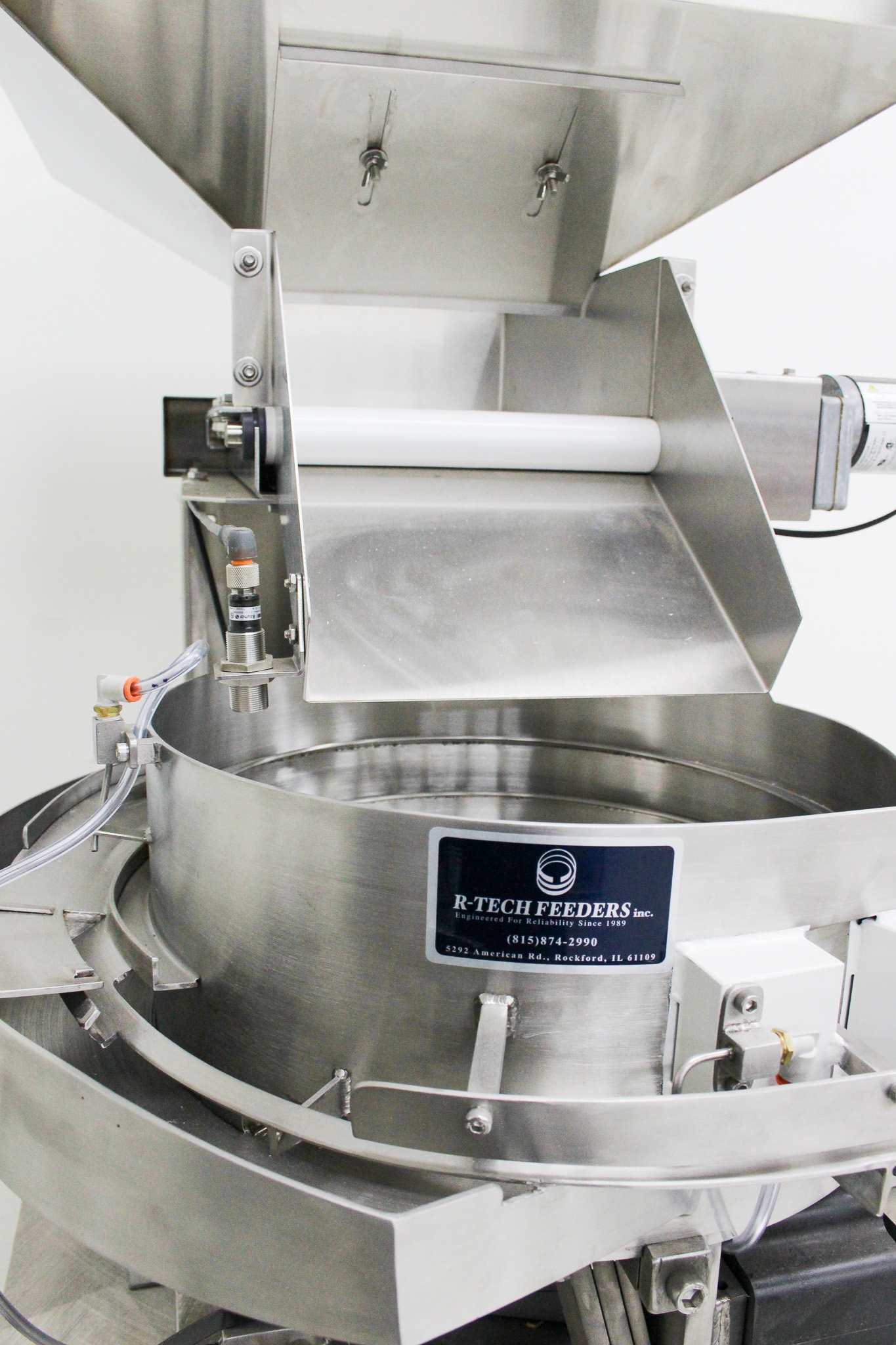 R-Tech 15-110AC Vibratory Bowl Feeder w/ Hopper for Industrial Automation