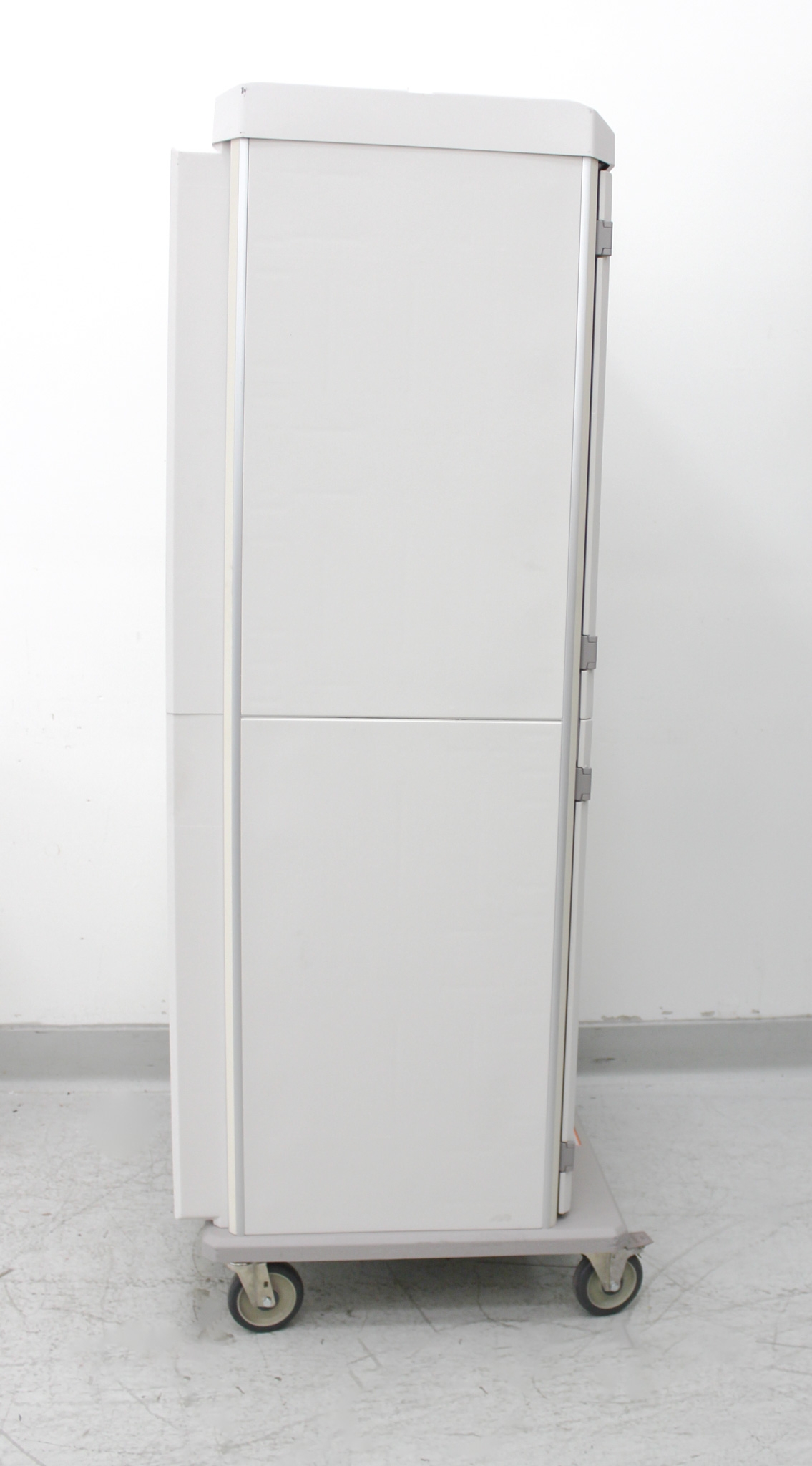 Metro Starsys Cart Facility Cart Mobile Polymer Doors 4 Shelves 5in Casters