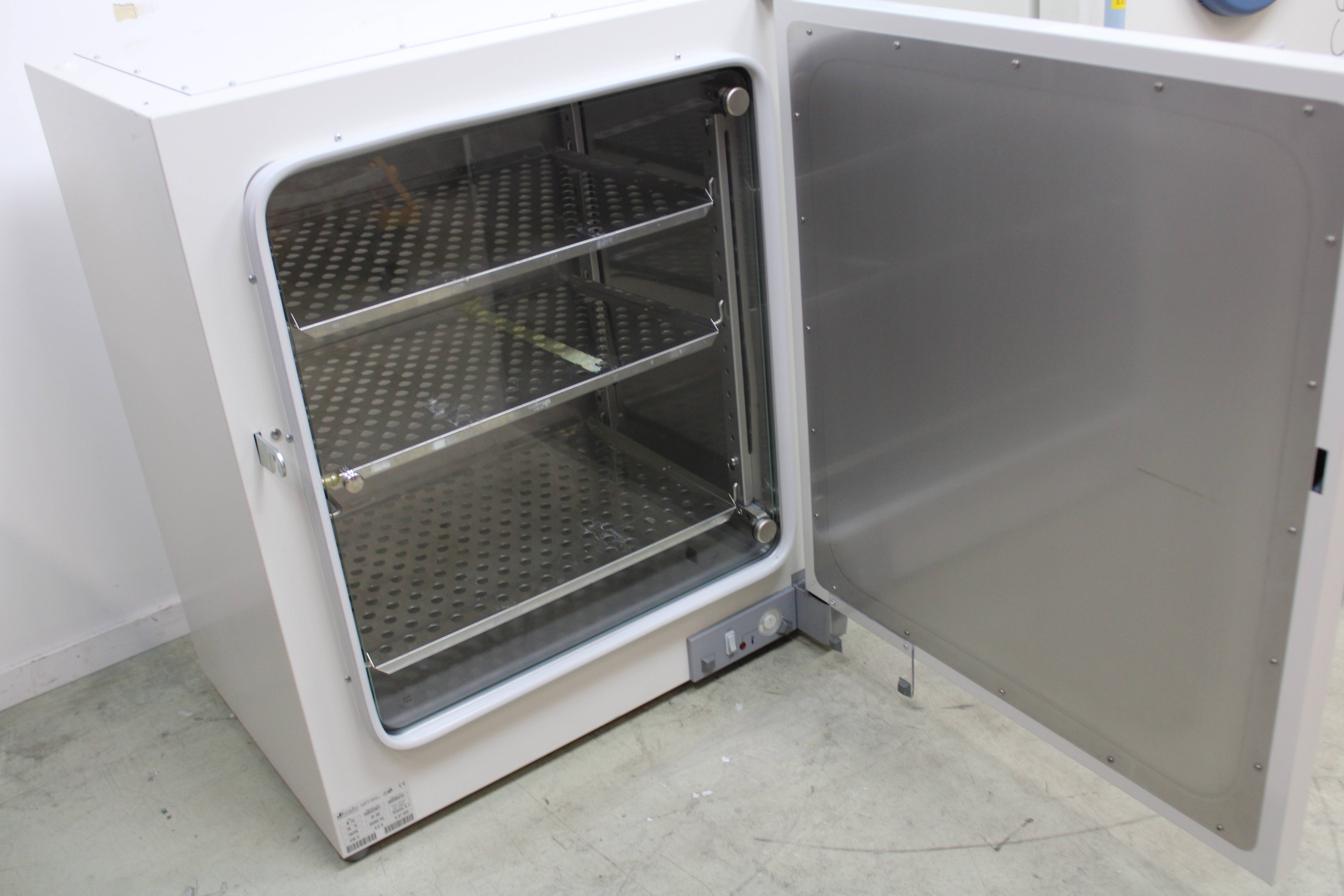 Kendro B12 Lab Incubator Ambient +5 to +70C 131L with 3 Shelves