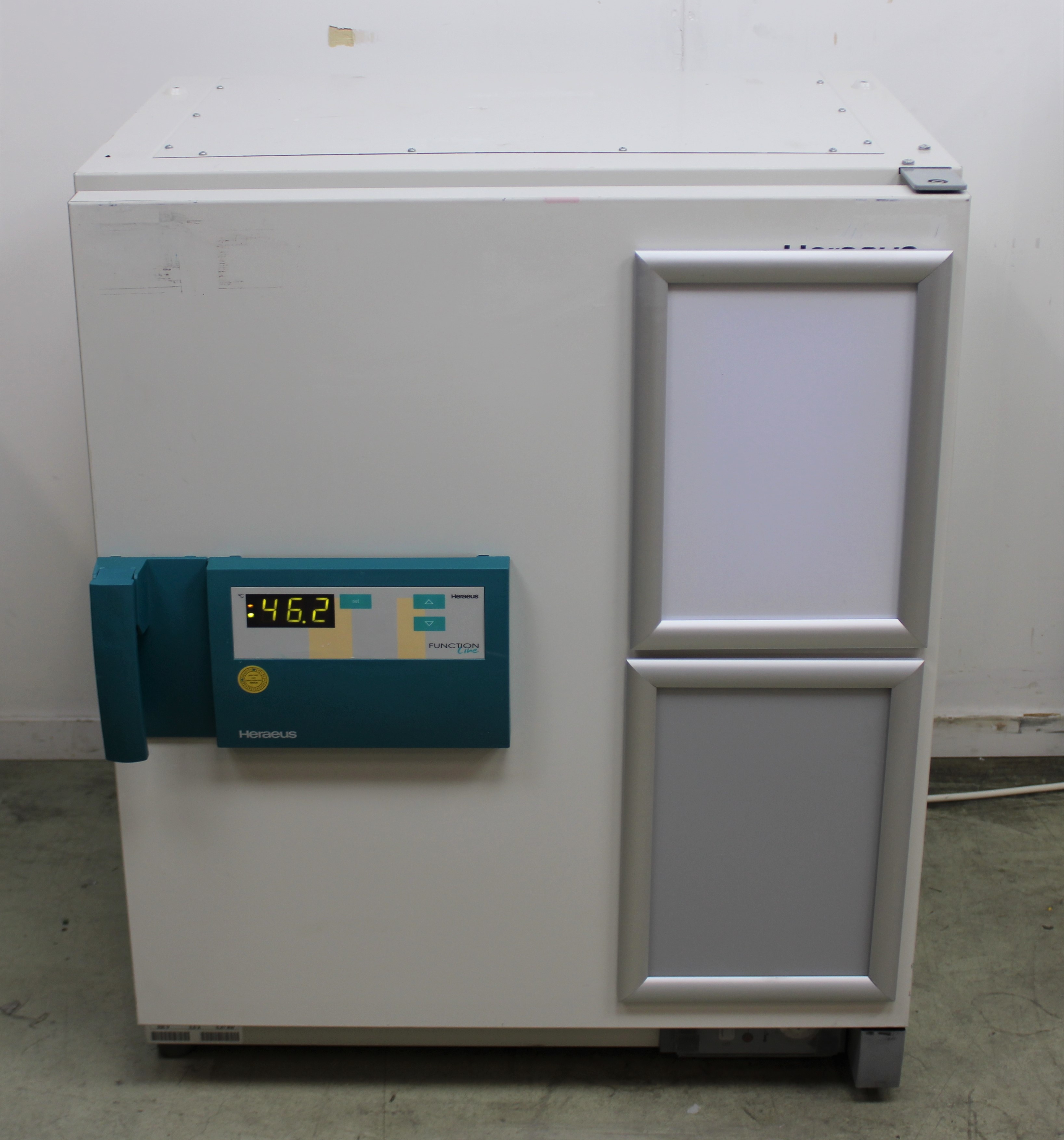Kendro B12 Lab Incubator Ambient +5 to +70C 131L with 3 Shelves
