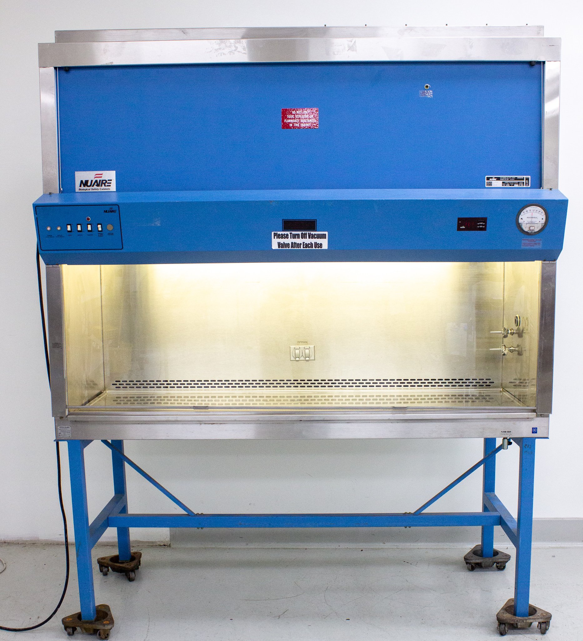 NuAire NU-425-600 Biological Safety Cabinet 6ft Lab Safer Airflow Ergonomics