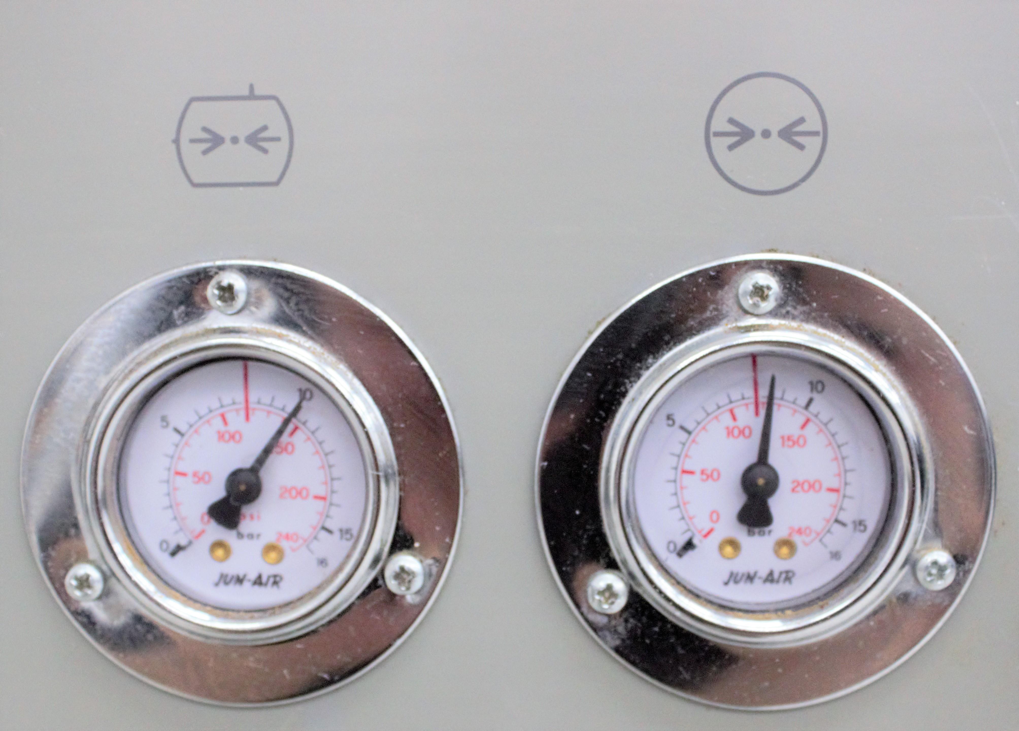 Jun-Air 2000 Air Compressor Facility Cabinet Unit 6.6gal 120psig Oil-Free Quiet