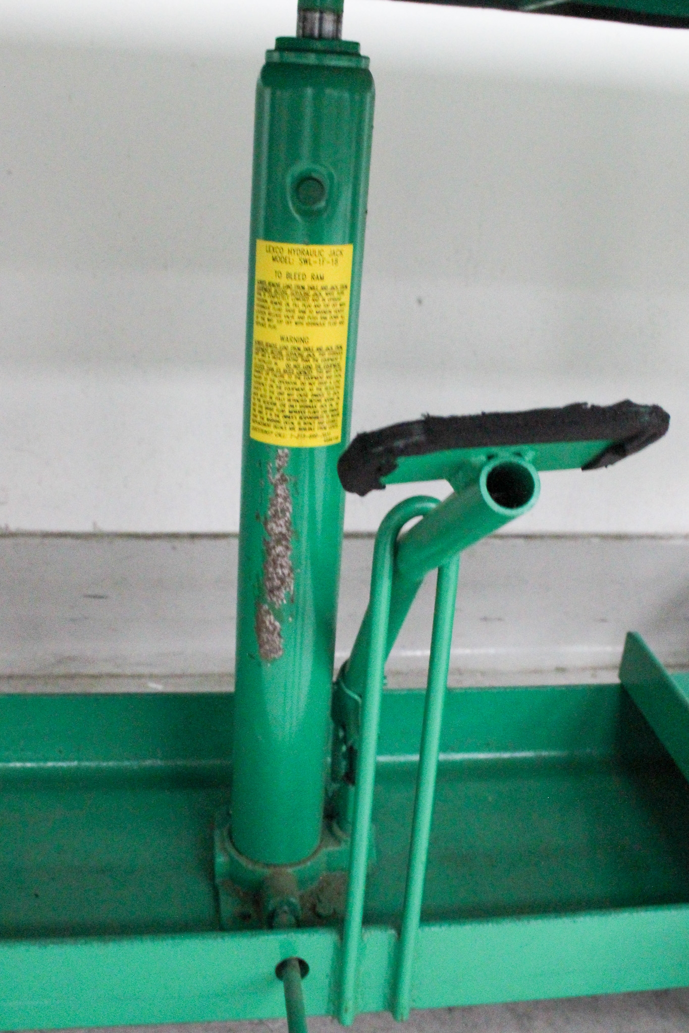 Wesco Lexco STN-3006-SF-A Hydraulic Lift Table 2000lb Capacity Heavy Duty