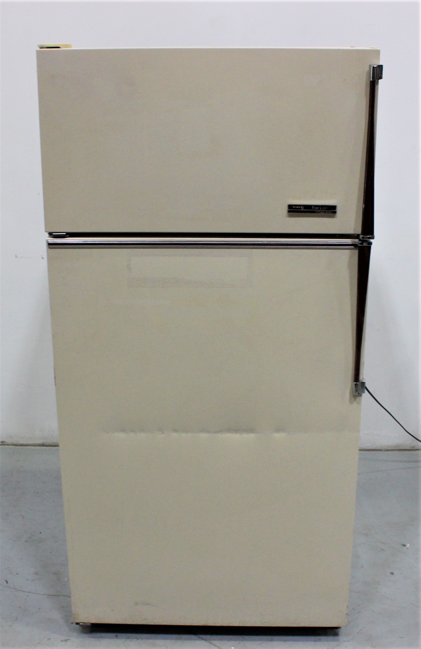 Gibson RT19F7WR Refrigerator/Freezer Combo 18.6Cf Adjustable Shelves LEDs 120V