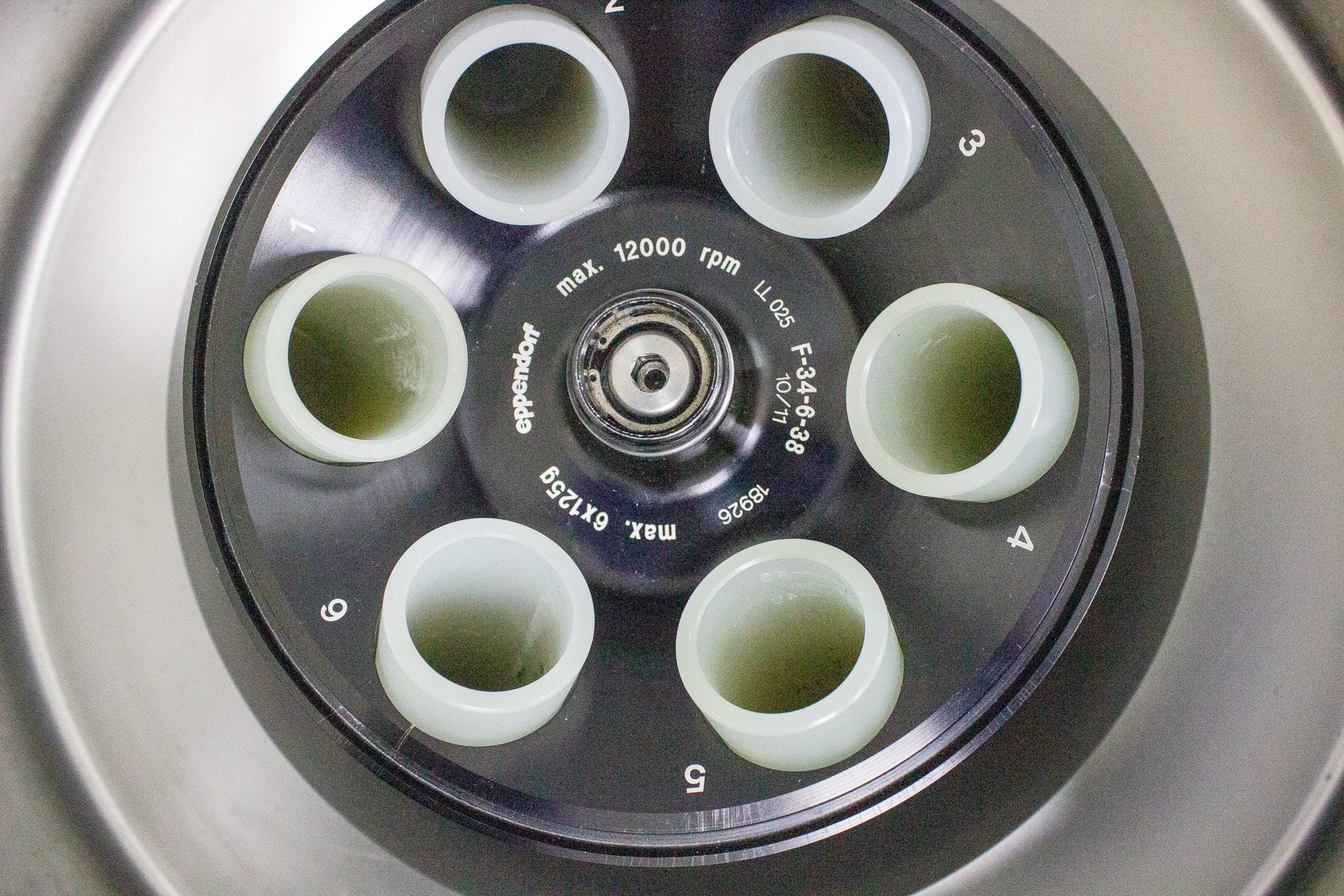 Eppendorf 5810 Benchtop Centrifuge Medium-High Throughput 14000 RPM Used