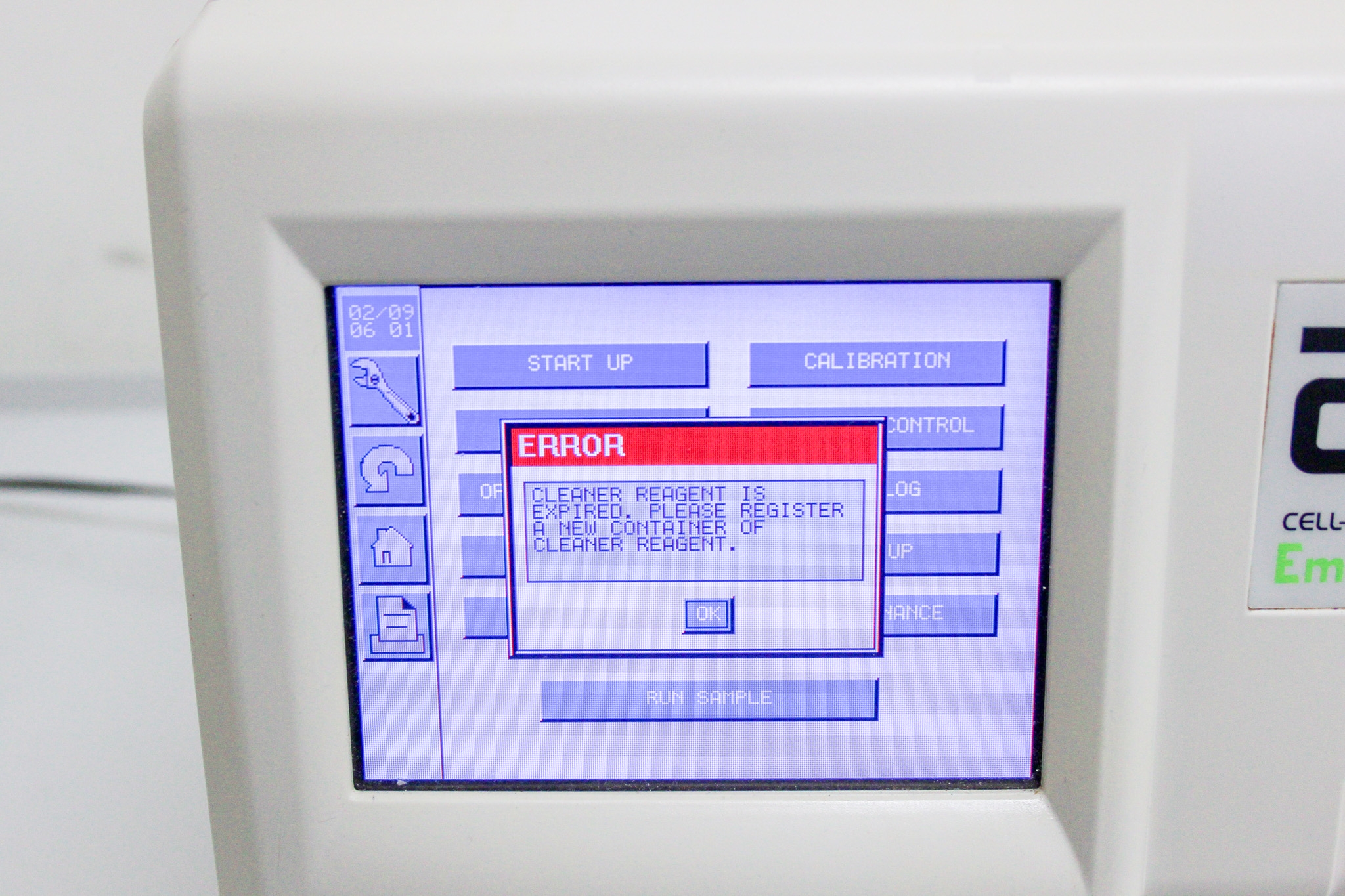 Abbott Cell-Dyn Emerald Hematology Analyzer - Compact & Efficient