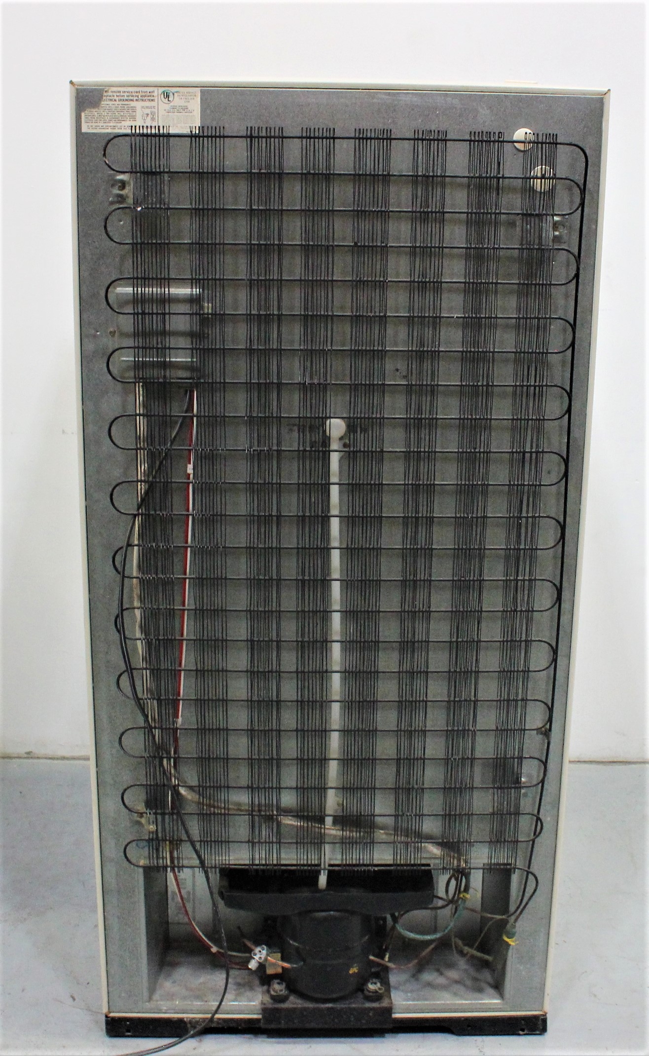 Gibson RT19F7WR Refrigerator/Freezer Combo 18.6Cf Adjustable Shelves LEDs 120V