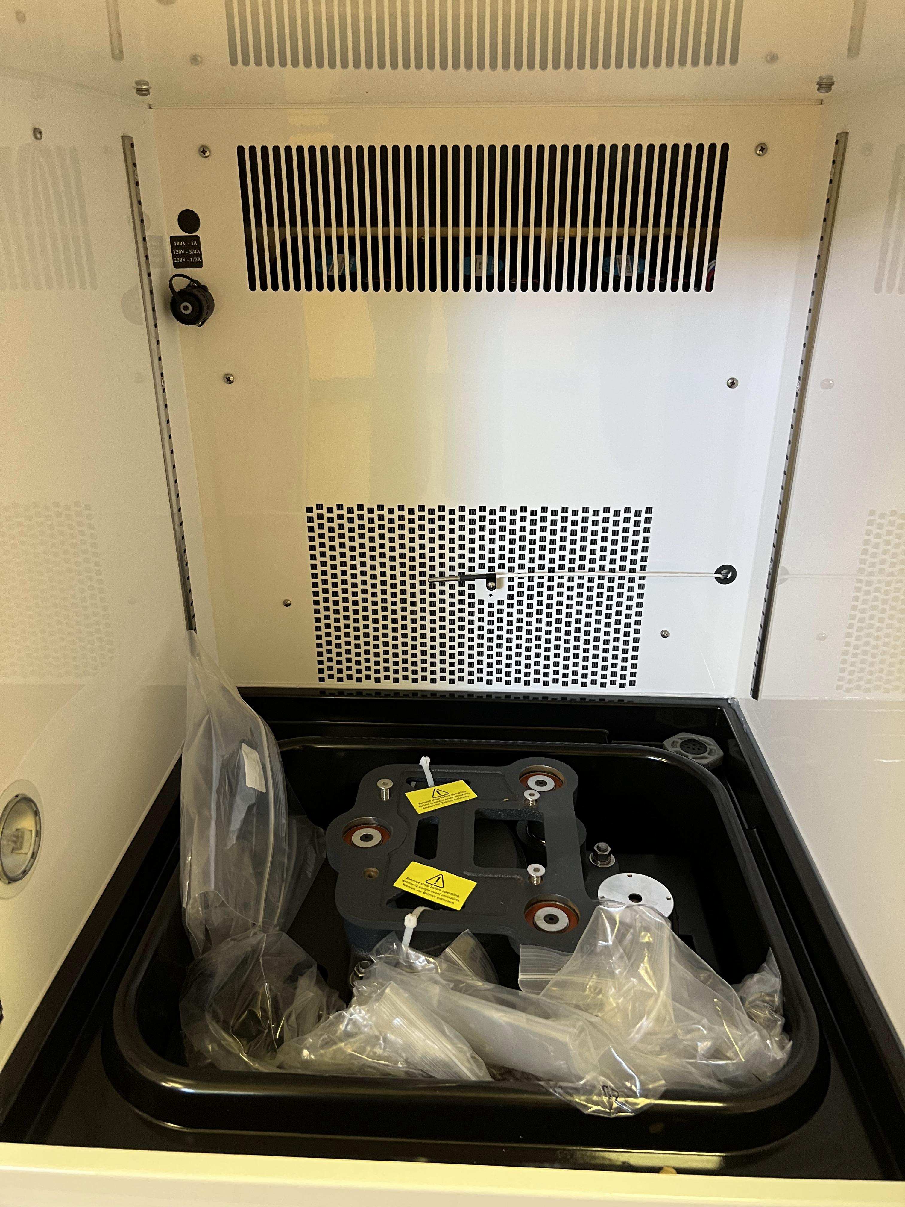 Eppendorf Innova 42R Incubator Shaker 25-400 RPM for Lab Use, New Condition