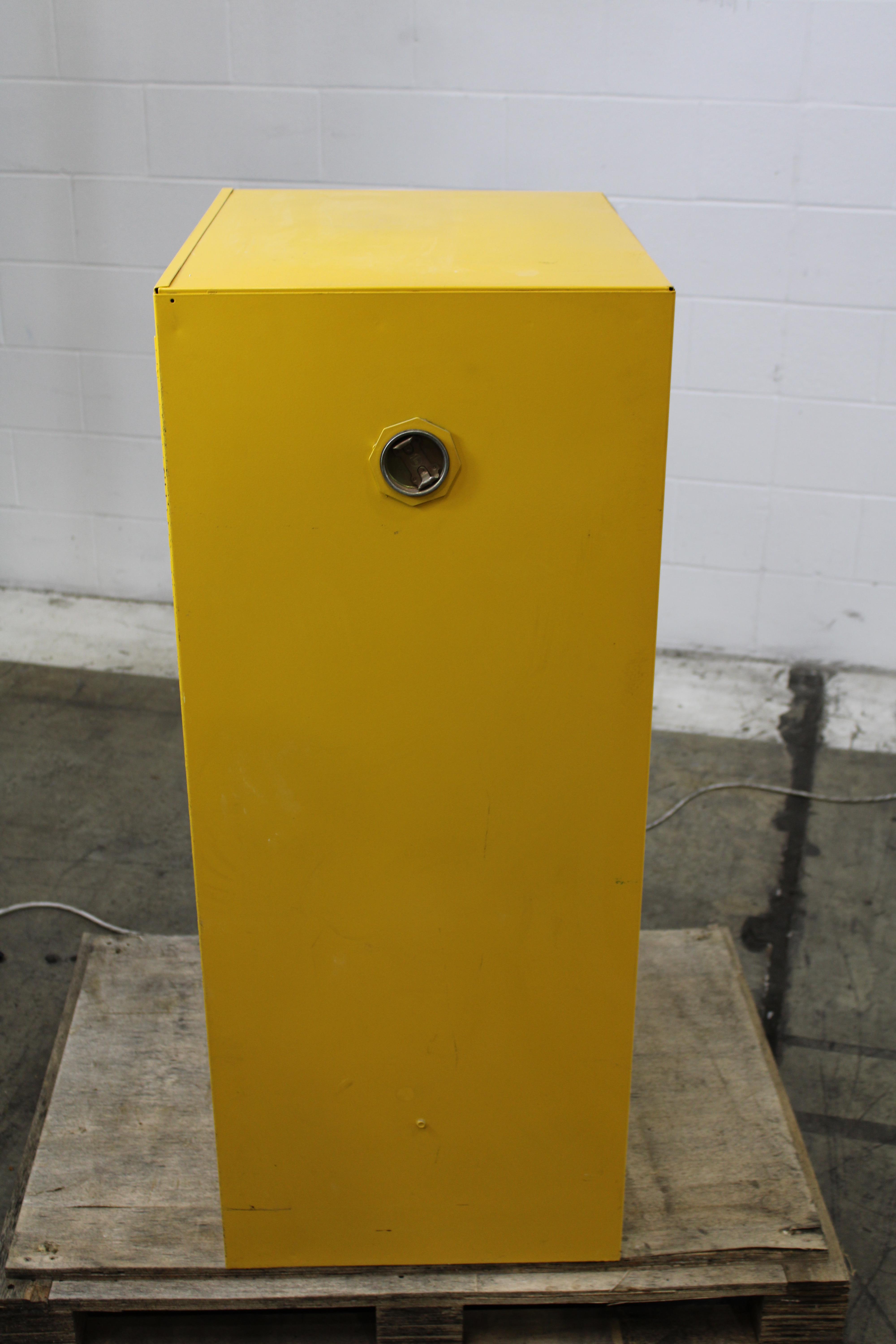 Justrite 25315 Flammable Safety Cabinet 15 Gal Manual Close Door, Used