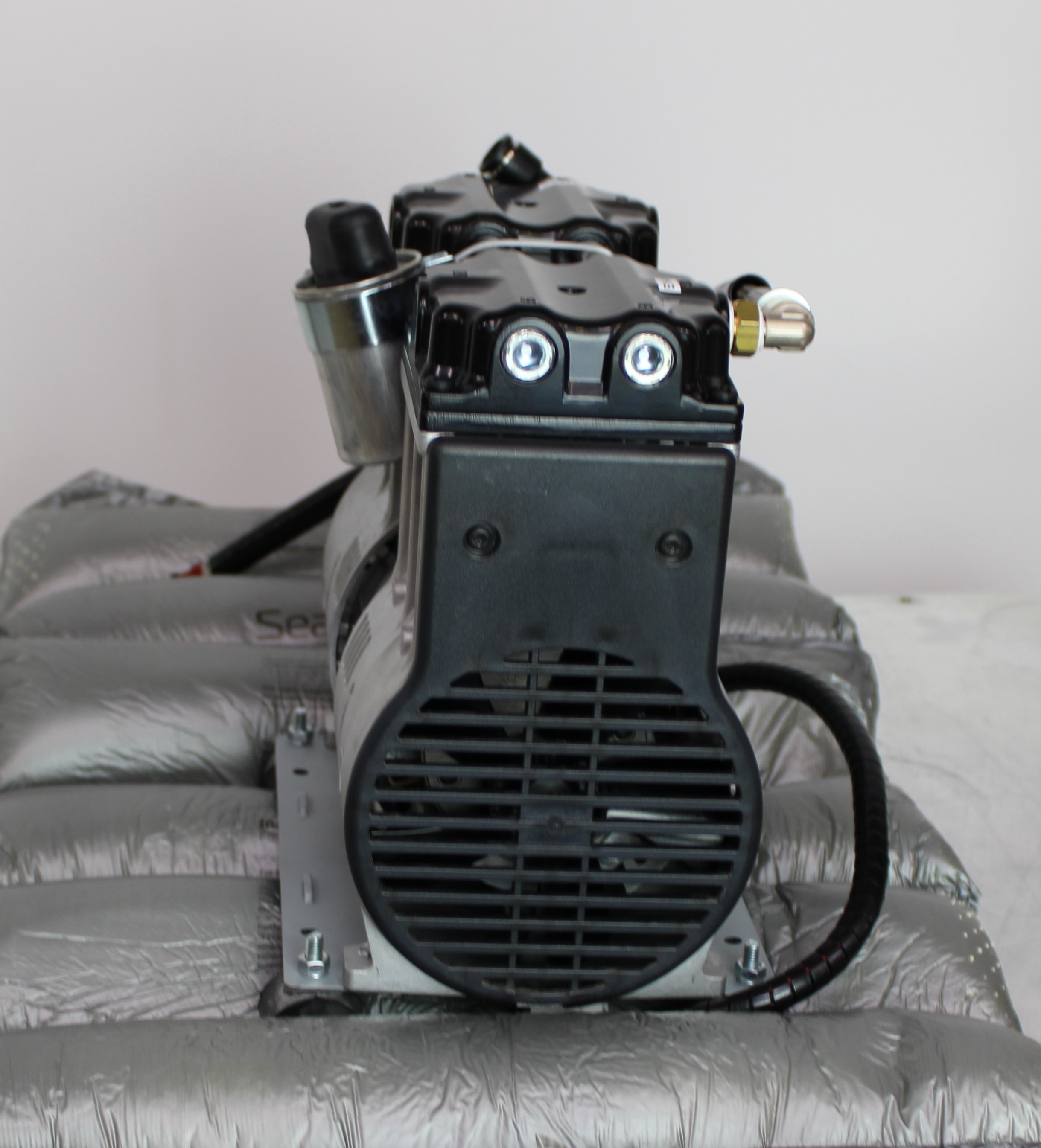 Thomas 2755TGHI52/48-221 Air Compressor For Labs and Industrial Use 240V 50/60Hz