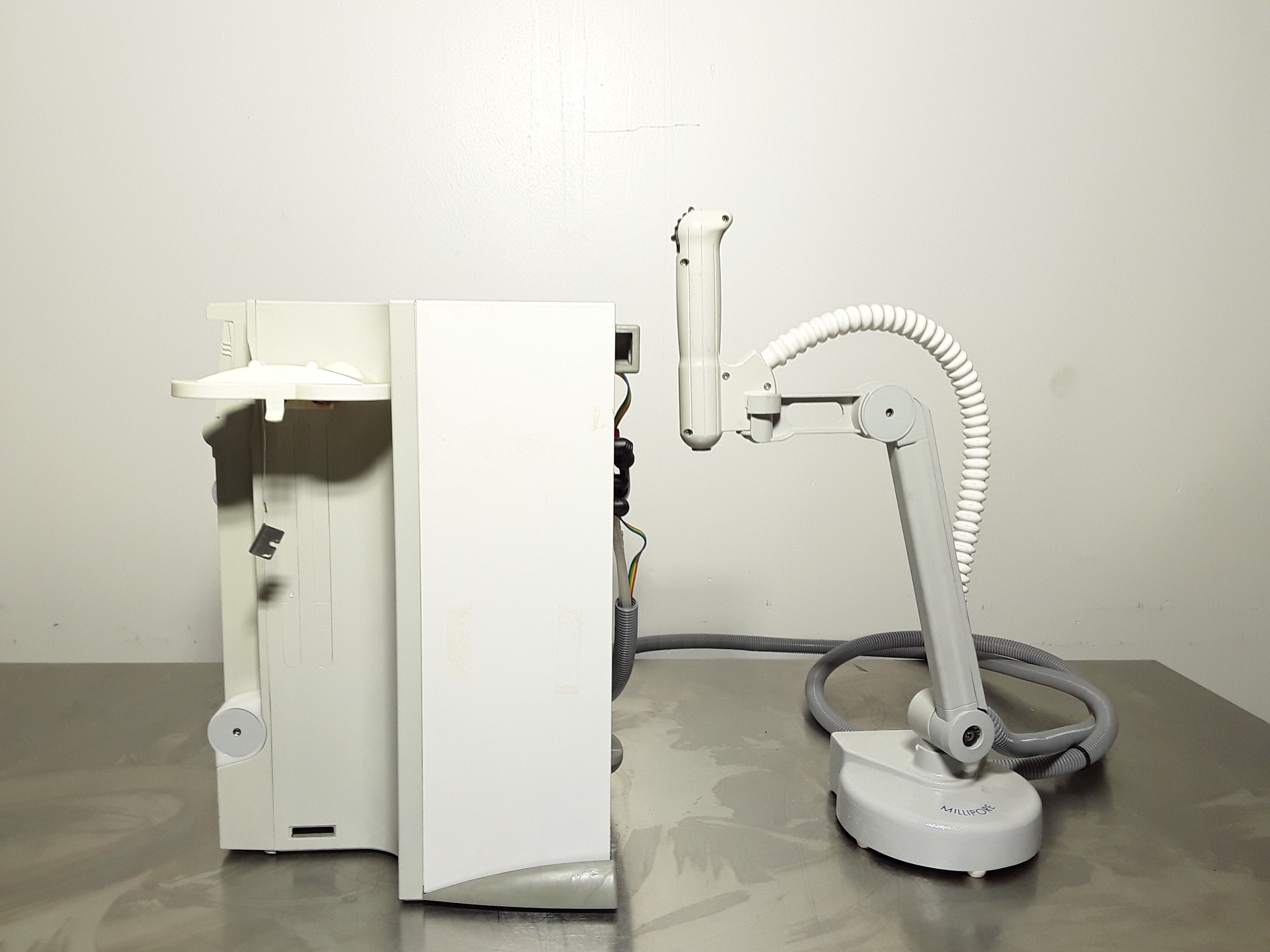 Millipore Synthesis A-10 Water Purification System 18.2 M.cm, 1.2 LPM, 120V