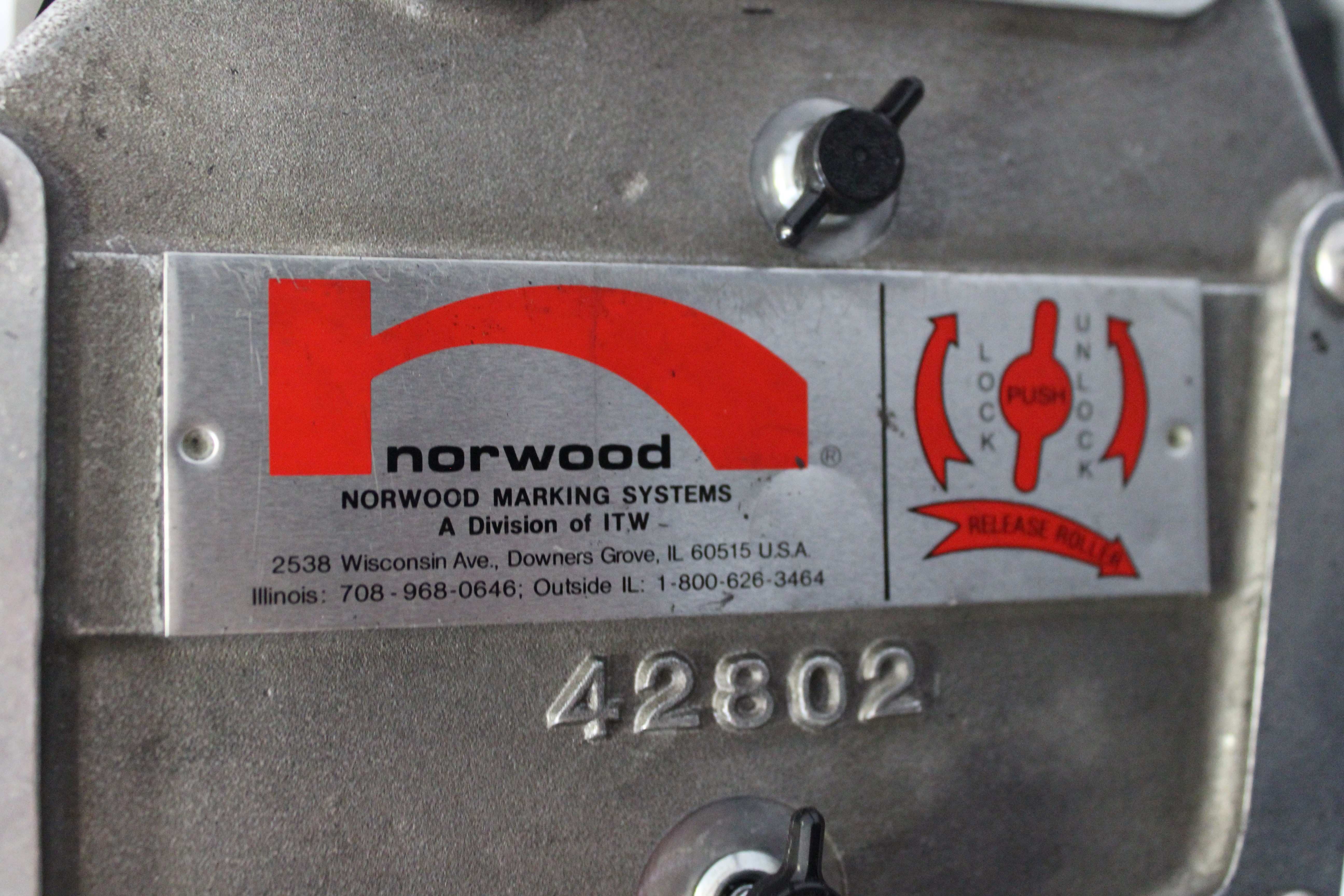 Universal Labeling Systems Labeler with Conveyor Packaging System 1200 IPM VG