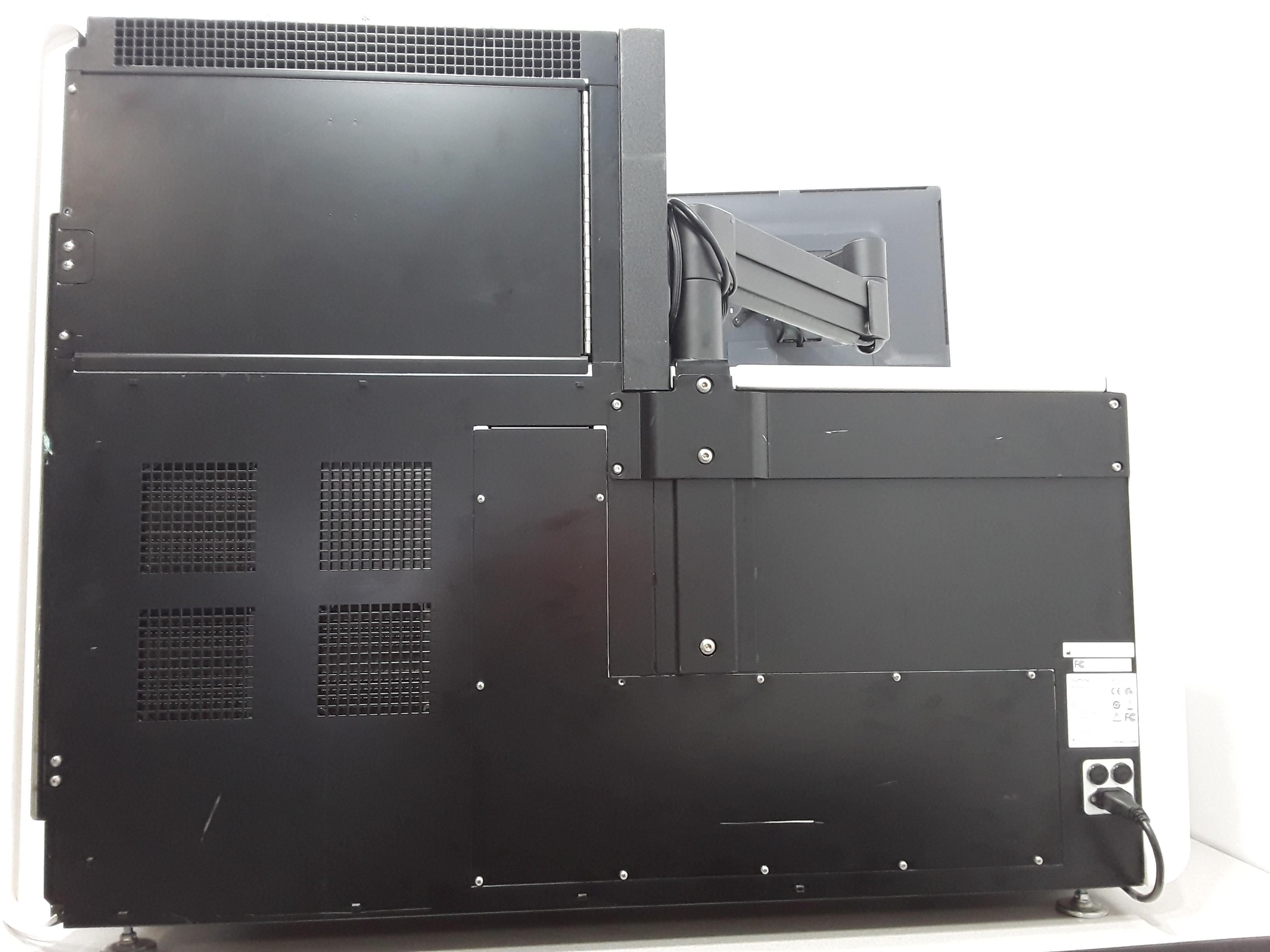 Illumina HiSeq 2000 Genome Sequencer DNA Analysis Dual Flow Cell Scale