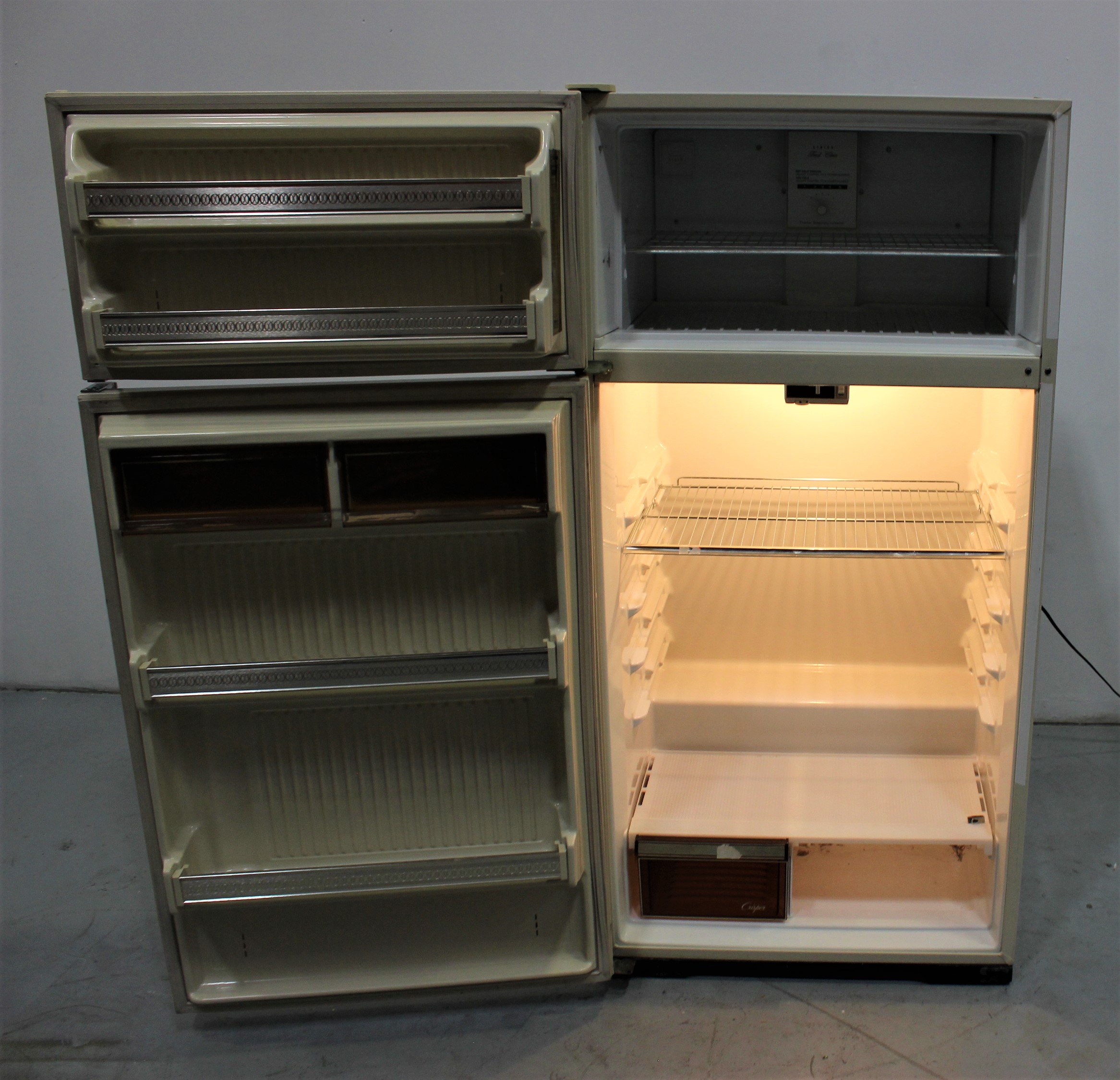 Gibson RT19F7WR Refrigerator/Freezer Combo 18.6Cf Adjustable Shelves LEDs 120V