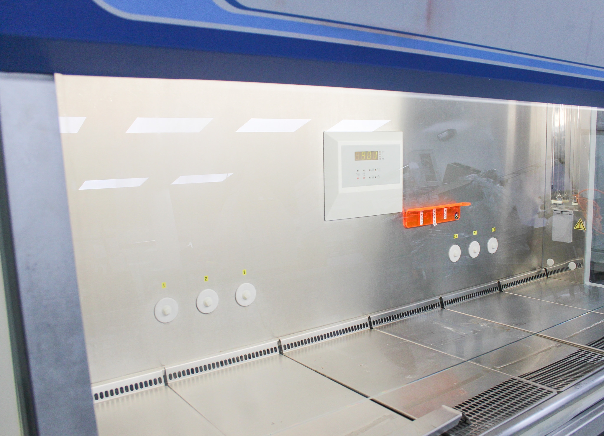 Thermo HERAsafe KS 18 Biosafety Cabinet with HEPA Filtration and Digital Airflow