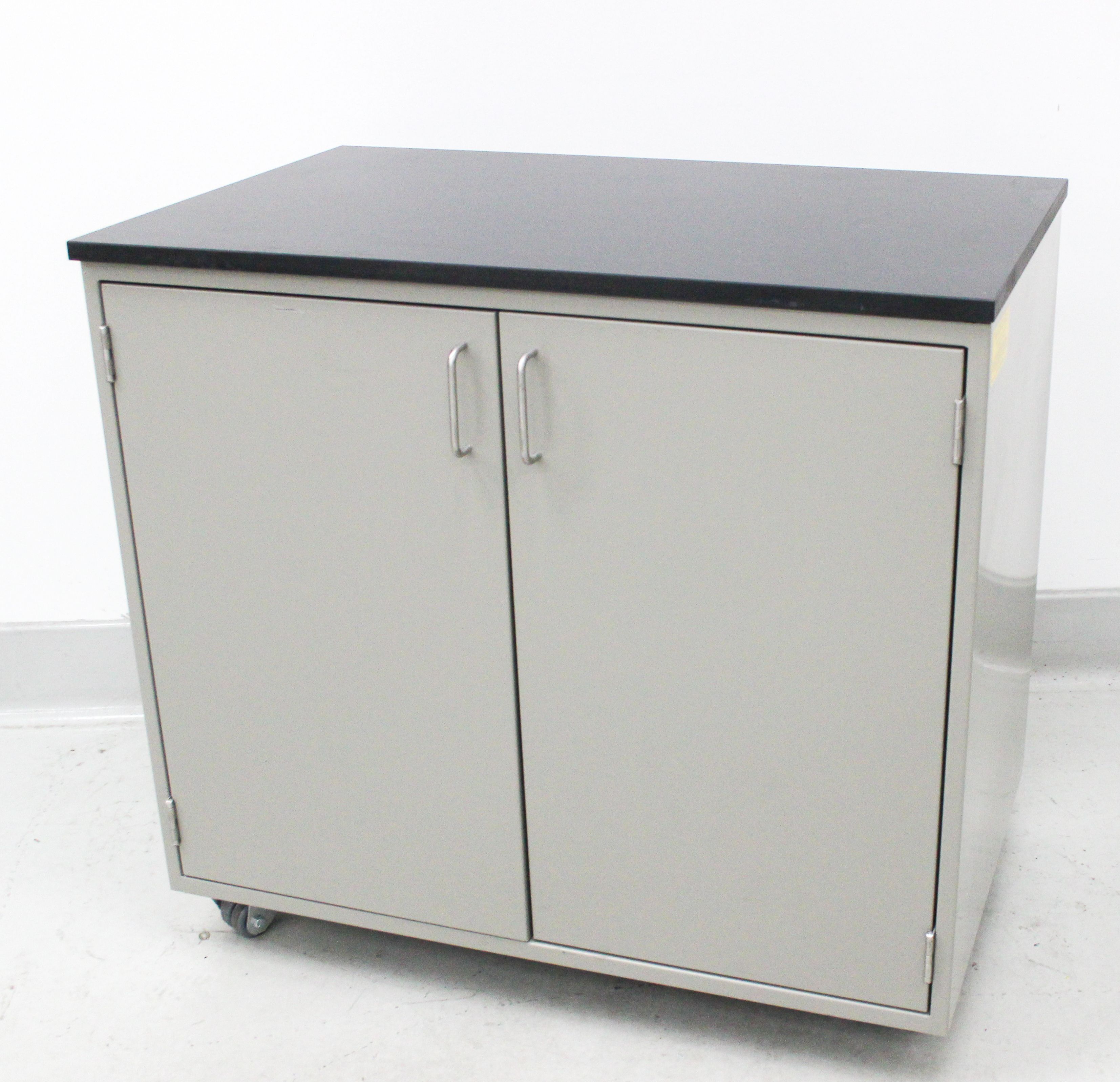 874067ページ Fisher Hamilton Mobile Work-Height Storage Cabinet Double Door