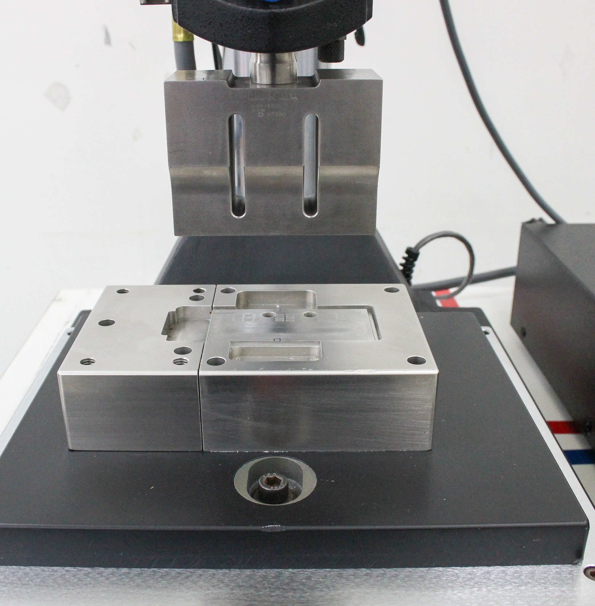 Mesa 2000x Ultrasonic Welding System Vision Station 50-60Hz 400-4400W Used