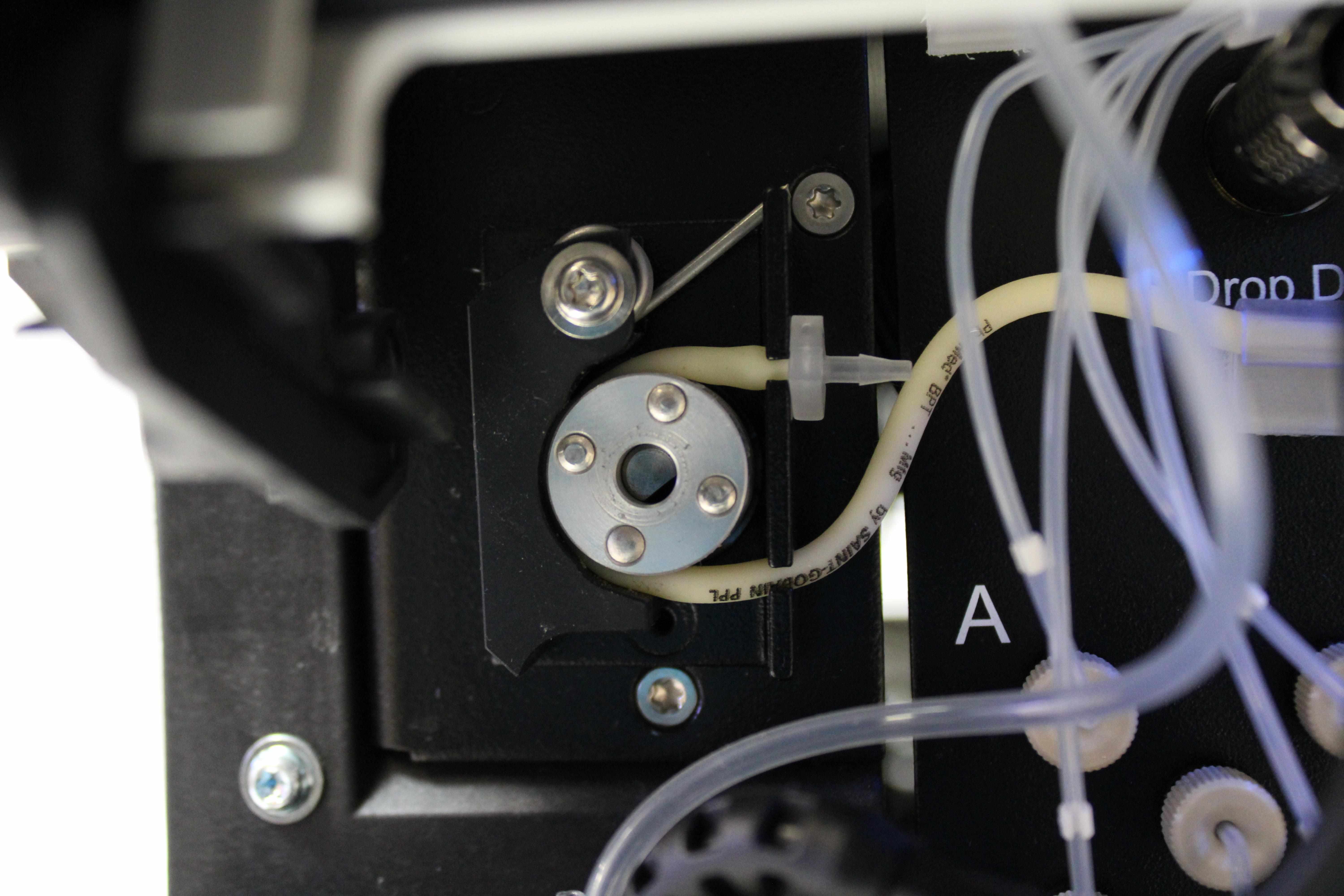 Thermo UltiMate3000 HPLC System with Diode Array Detector and Quaternary Pump
