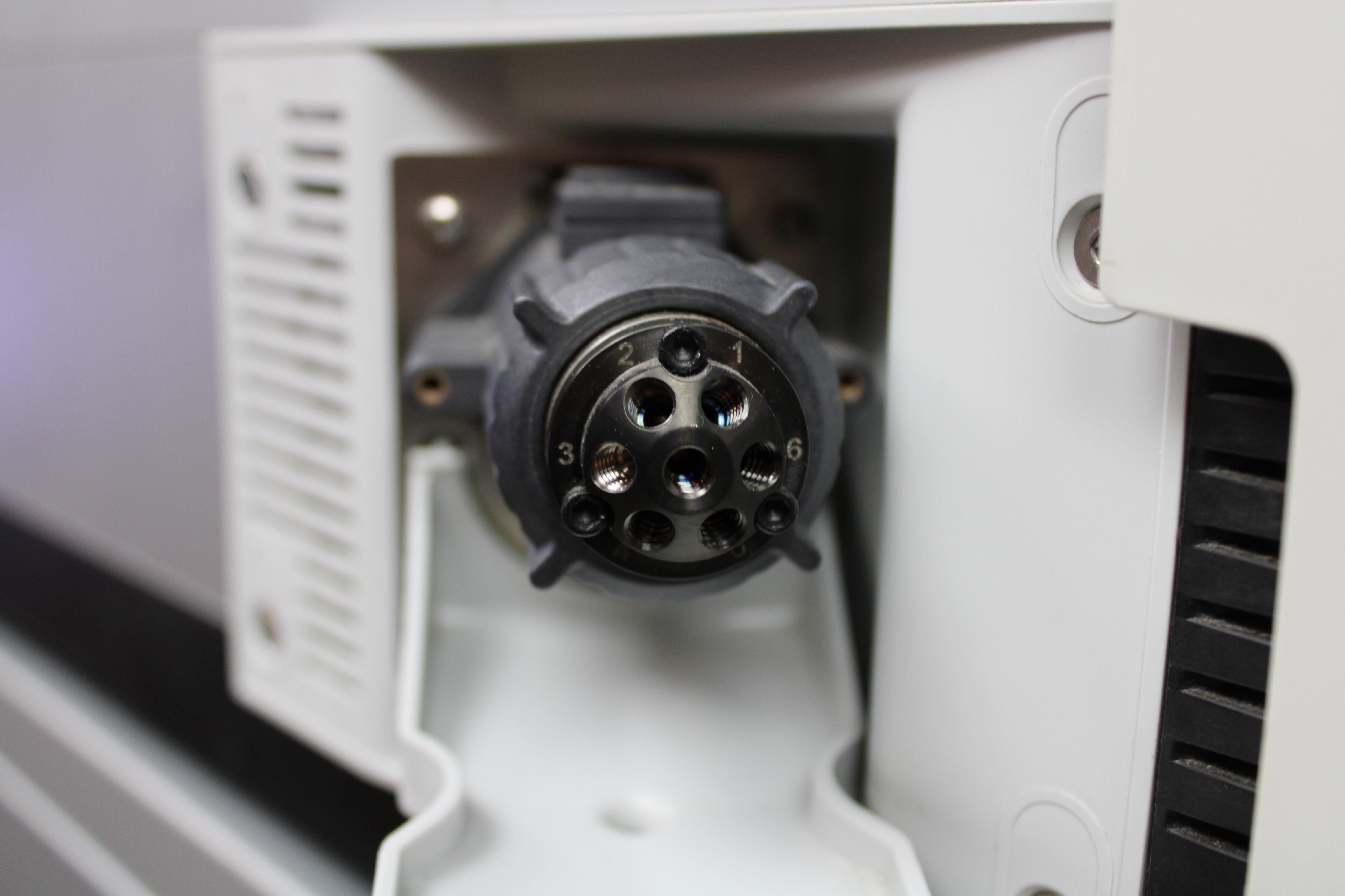 Thermo UltiMate3000 HPLC System with Diode Array Detector and Quaternary Pump